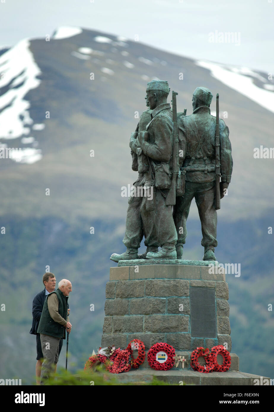 Un homme et son père recueilleront au chat un commando énumérés ci-dessus memorial Spean Bridge dans les Highlands d'Ecosse Banque D'Images