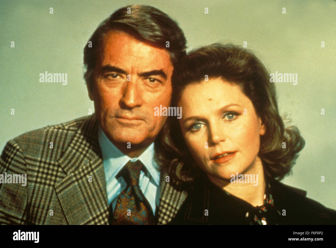 DATE DE SORTIE : Juin 25, 1976. Titre du film : l'augure. STUDIO : 20th Century Fox. PLOT : Gregory Peck est l'ambassadeur aux États-Unis, la femme qui a un enfant mort-né. Sans sa connaissance, il substitue un autre bébé que la leur. Quelques années passent, puis décès macabre commencent à se produire. La bonne d'enfant et se pend un prêtre est transpercé à mort dans un terrible accident. Il s'avère que l'enfant est le fils de Satan et ne peut être tué avec les sept poignards d Meggado. Photo : Gregory Peck comme Robert Thorn, Lee Remick comme Katherine Thorn. Banque D'Images