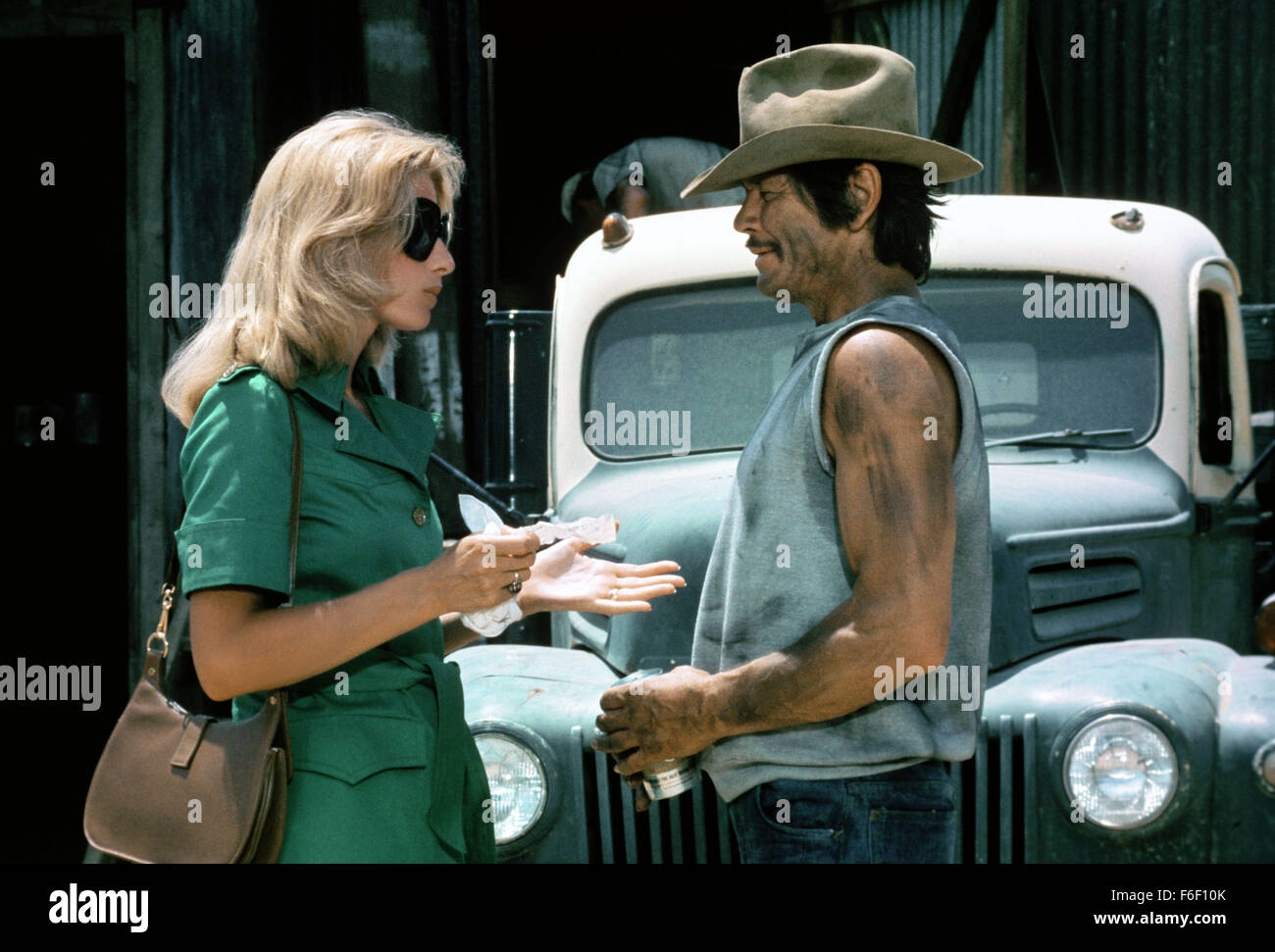 22 mai, 1975 ; , l'Espagne ; acteur Charles BRONSON stars comme Nick Colton et Jill IRELAND comme Ann Wagner dans le Tom Gries drame action dirigée, 'Breakout'. Banque D'Images