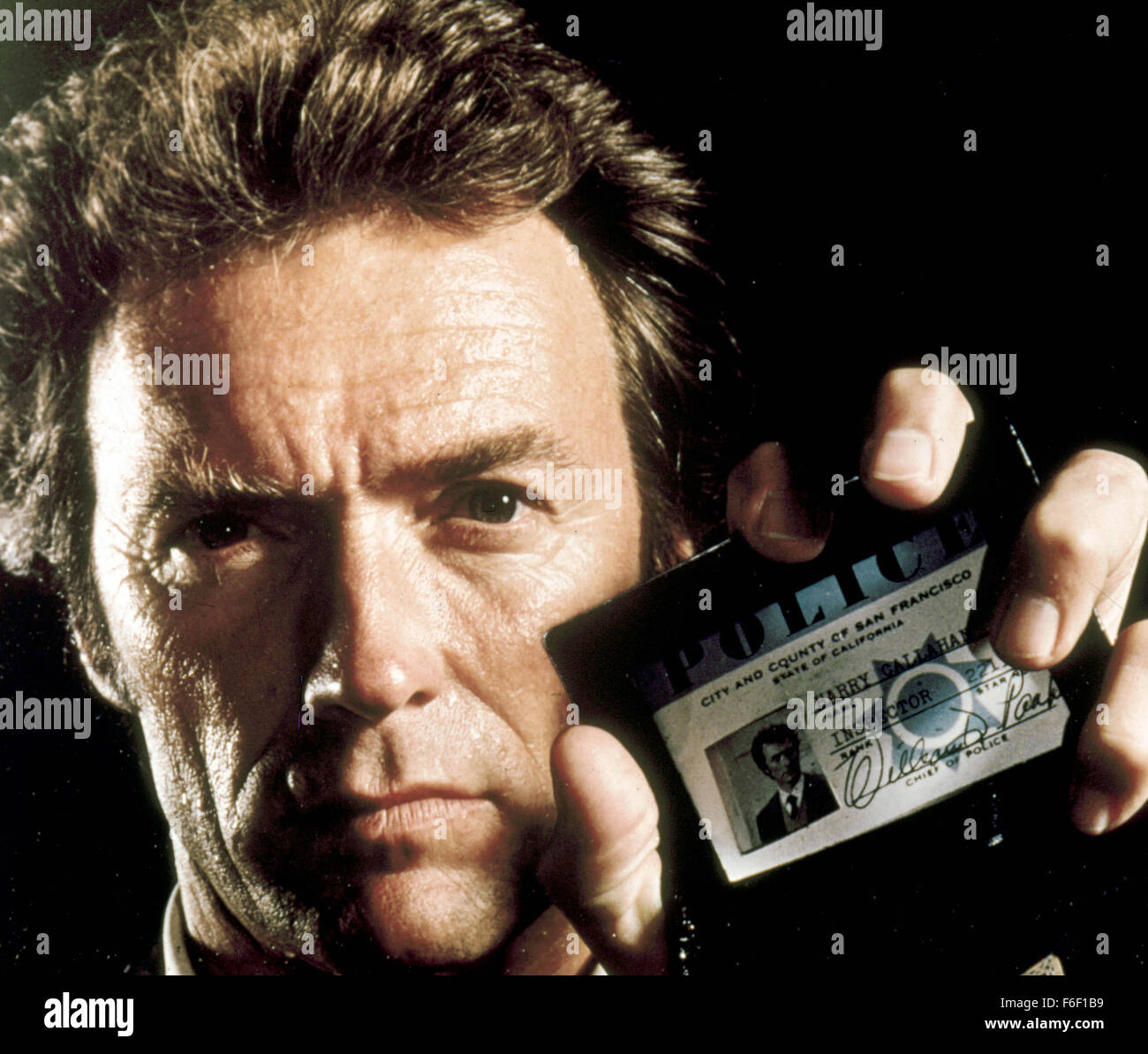 DATE DE SORTIE : décembre 1976. Titre du film : l'agent d'application. STUDIO : Warner Bros Pictures. Résumé : L'inspecteur de police de San Francisco Harry Callahan retourne dans le tiers de l'Inspecteur Harry les films. Fait équipe avec son nouveau partenaire, l'inspecteur de police Kate Moore, ils chassent pour un groupe de terroristes qui sont du chantage à la ville de San Francisco pour deux millions de dollars. Sur la photo : CLINT EASTWOOD que l'Insp. 'Dirty' Harry Callahan. Banque D'Images