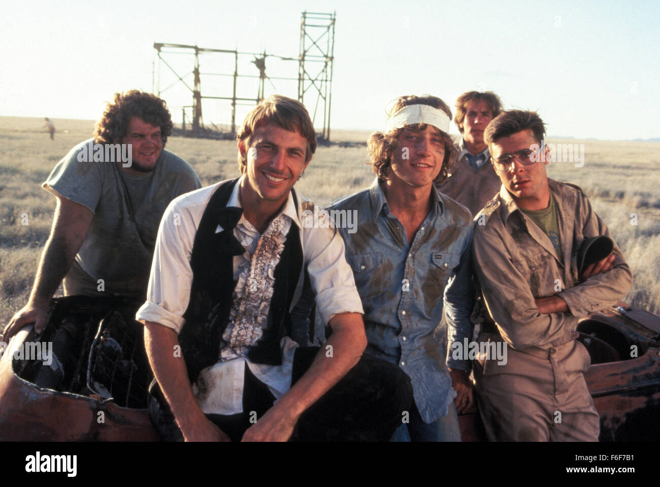 DATE DE SORTIE : Janvier 25, 1985 TITRE DE LA VIDÉO : Fandango Réalisateur : Kevin Reynolds STUDIO : Amblin Entertainment RÉSUMÉ : c'est 1971 à l'Université du Texas, Austin. College buddies, face à l'obtention du diplôme, le mariage, et le projet, aller hors de leur propre parti l'obtention du diplôme et de la tête à la frontière mexicaine à l'aventure, un secret enfoui, et une dernière fois à des privilèges de la jeunesse sur la photo : Kevin Costner comme Gardner Barnes, JUDD NELSON comme Phil Hicks et SAM ROBARDS que Kenneth Waggener (crédit Image : c Amblin Entertainment/photos) Banque D'Images