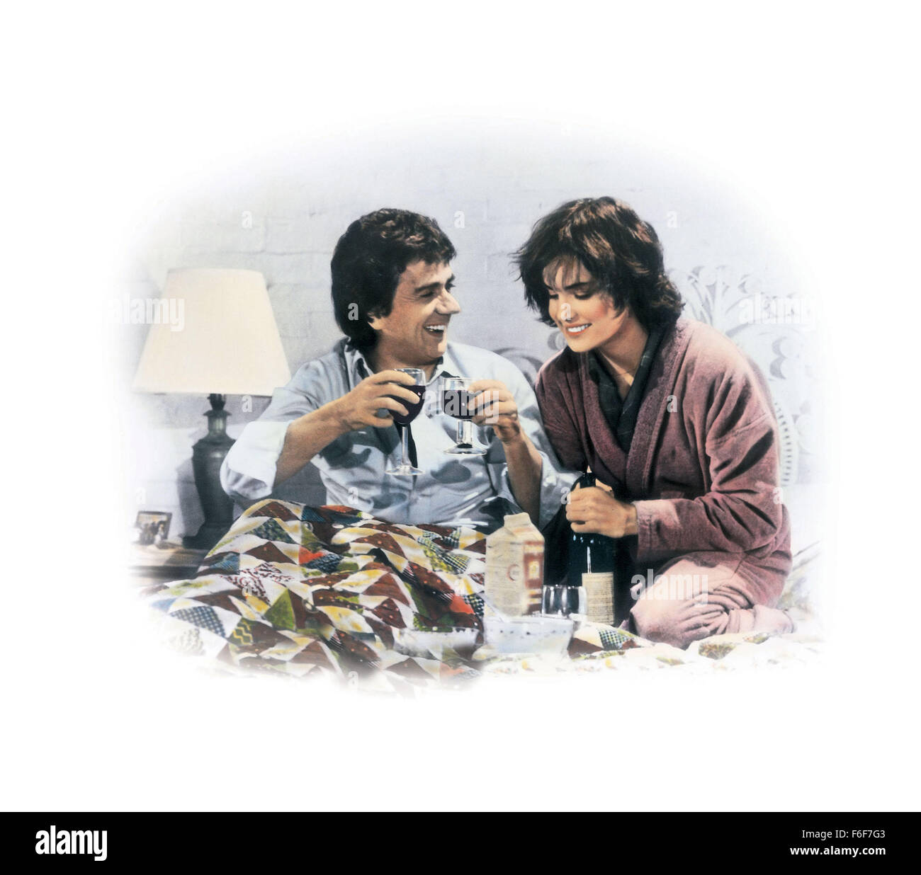 DATE DE SORTIE : Février 18, 1983 TITRE DE LA VIDÉO : Lovesick Directeur : Marshall Brickman Studio : The Ladd Company RÉSUMÉ : un psychiatre qui tombe en amour avec un patient est visité par l'esprit de Sigmund Freud, qui lui donne des conseils sur la façon de le gérer sur la photo : ELIZABETH MCGOVERN comme Chloe Allen et DUDLEY MOORE comme Saul Benjamin (crédit Image : c La Société Ladd/photos) Banque D'Images