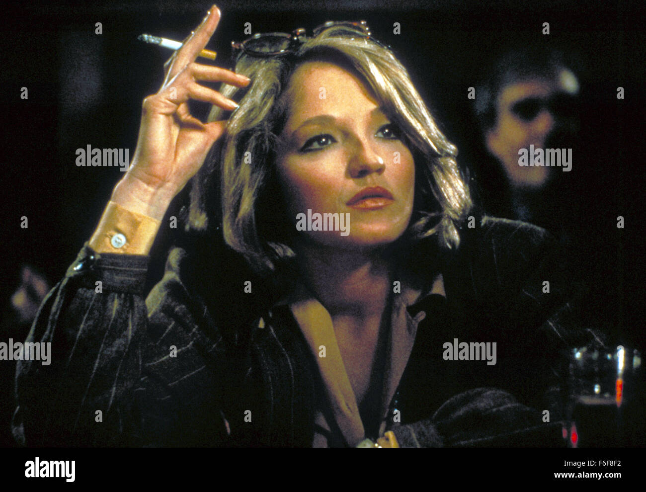 DATE DE SORTIE : Septembre 23, 1983 TITRE DE LA VIDÉO : Eddie et les croiseurs Directeur : MARTIN Davidson STUDIO : Aurora PLOT : Maggie Foley est un journaliste de télévision qui a interrogé les membres survivants d'un groupe de rock des années 60 dont la musique est d'être relancé. Souvenirs de la leader du groupe Eddie Wilson sont revécus comme Frank Ridgeway est réunie avec les anciens membres de la bande sur la photo : Ellen Barkin que Maggie Foley (Image Crédit : c Aurora/Entertainment Photos) Banque D'Images