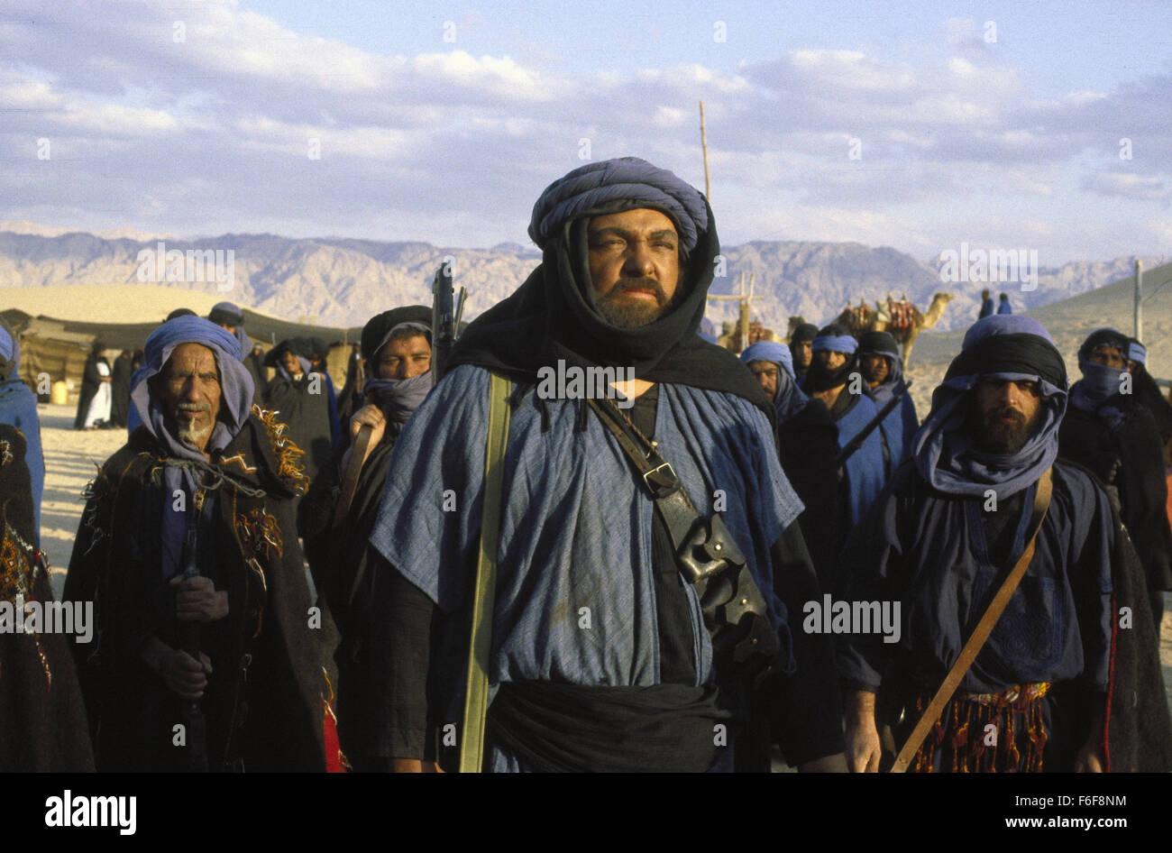 DATE DE SORTIE : 2 mars 1983 TITRE DE LA VIDÉO : Sahara Directeur : Andrew McLaglen STUDIO : MGM RÉSUMÉ : après son père meurt, jeune Dale prend sa place dans une course automobile de l'Afrique, mais finit par être enlevé par un cheik du désert présenté : Scène du film (image Crédit : c MGM/photos) Banque D'Images