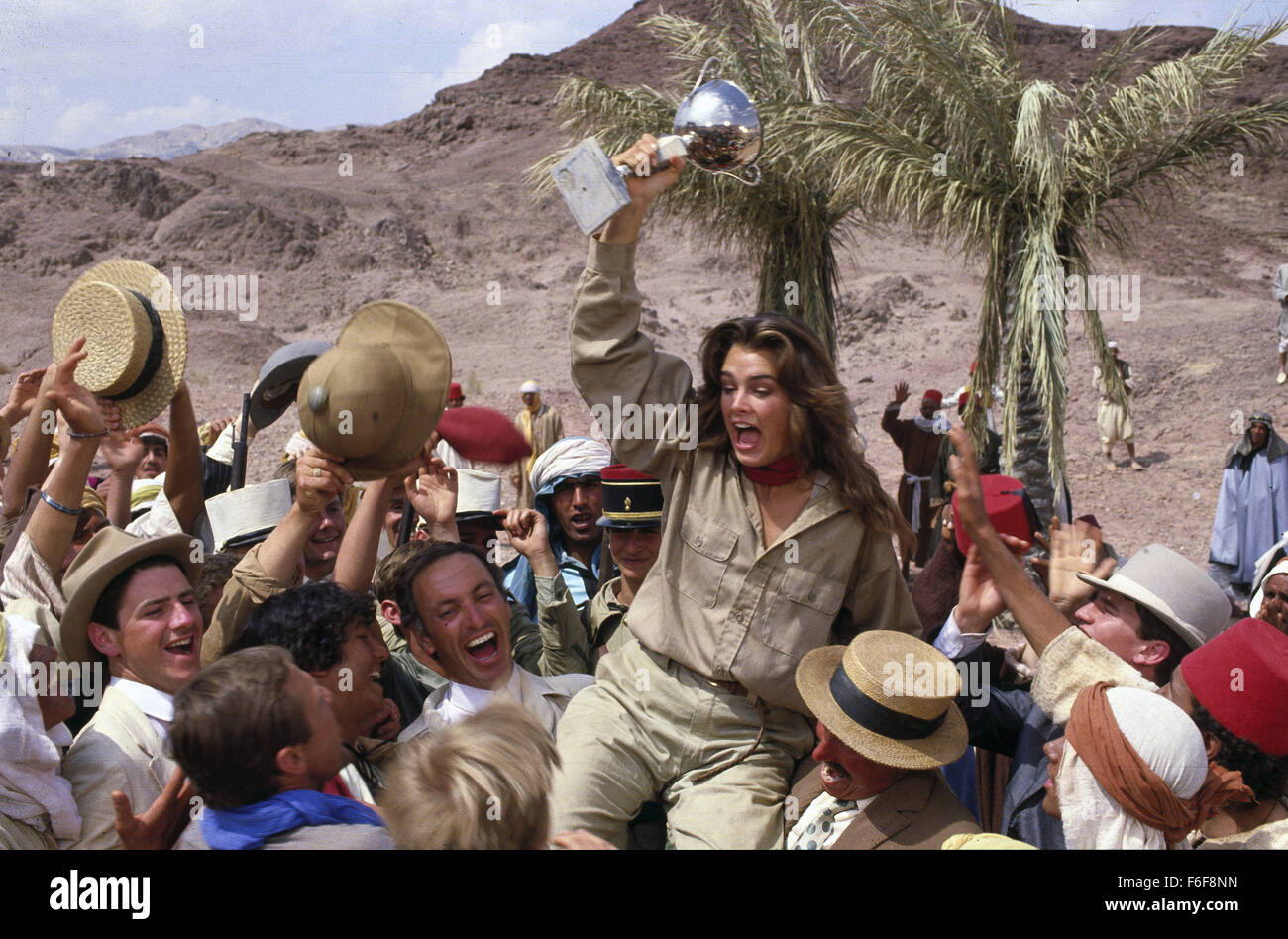 DATE DE SORTIE : 2 mars 1983 TITRE DE LA VIDÉO : Sahara Directeur : Andrew McLaglen STUDIO : MGM RÉSUMÉ : après son père meurt, jeune Dale prend sa place dans une course automobile de l'Afrique, mais finit par être enlevé par un cheik du désert présenté : BROOKE SHIELDS comme Dale (crédit Image : c MGM/photos) Banque D'Images