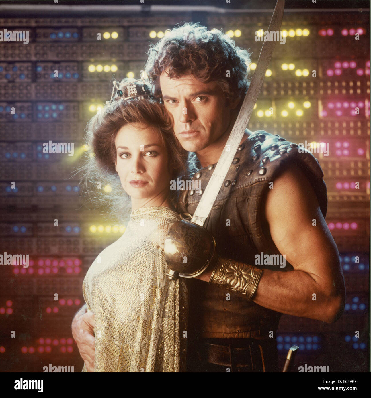 DATE DE SORTIE : Mars 16, 1984 TITRE DE LA VIDÉO : la glace Directeur : Stewart Raffill Pirates STUDIO : MGM RÉSUMÉ : Dans l'eau est la substance la plus précieuse. Deux pirates de l'espace sont capturés, vendus à une princesse, et recrutés pour aider à retrouver son père qui disparu lorsqu'il a trouvé des informations dangereuses pour les souverains. Un vrai space opera avec épée combat, explosions, combats de robots, monstres, combats de bar et le temps déforme la photo : MARY CROSBY en tant que Princesse Karina et Robert Urich comme Jason (crédit Image : c MGM/photos) Banque D'Images