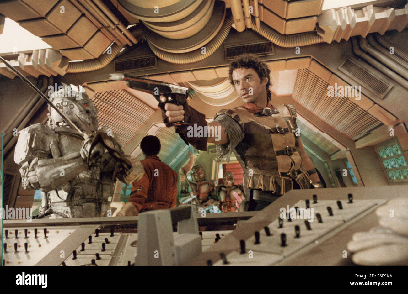 DATE DE SORTIE : Mars 16, 1984 TITRE DE LA VIDÉO : la glace Directeur : Stewart Raffill Pirates STUDIO : MGM RÉSUMÉ : Dans l'eau est la substance la plus précieuse. Deux pirates de l'espace sont capturés, vendus à une princesse, et recrutés pour aider à retrouver son père qui disparu lorsqu'il a trouvé des informations dangereuses pour les souverains. Un vrai space opera avec épée combat, explosions, combats de robots, monstres, combats de bar et le temps déforme la photo : ROBERT URICH comme Jason (crédit Image : c MGM/photos) Banque D'Images