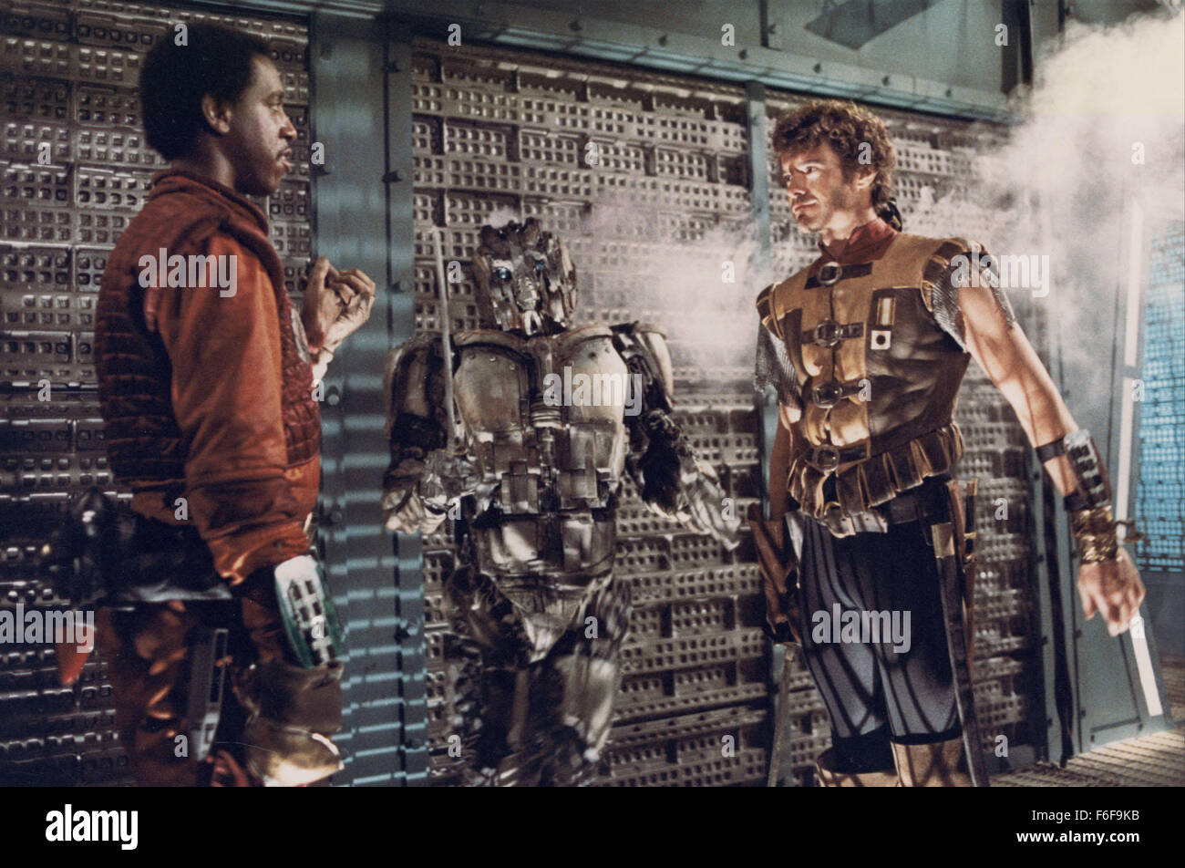 DATE DE SORTIE : Mars 16, 1984 TITRE DE LA VIDÉO : la glace Directeur : Stewart Raffill Pirates STUDIO : MGM RÉSUMÉ : Dans l'eau est la substance la plus précieuse. Deux pirates de l'espace sont capturés, vendus à une princesse, et recrutés pour aider à retrouver son père qui disparu lorsqu'il a trouvé des informations dangereuses pour les souverains. Un vrai space opera avec épée combat, explosions, combats de robots, monstres, combats de bar et le temps déforme la photo : MICHAEL D. ROBERTS comme Roscoe et Robert Urich comme Jason (crédit Image : c MGM/photos) Banque D'Images