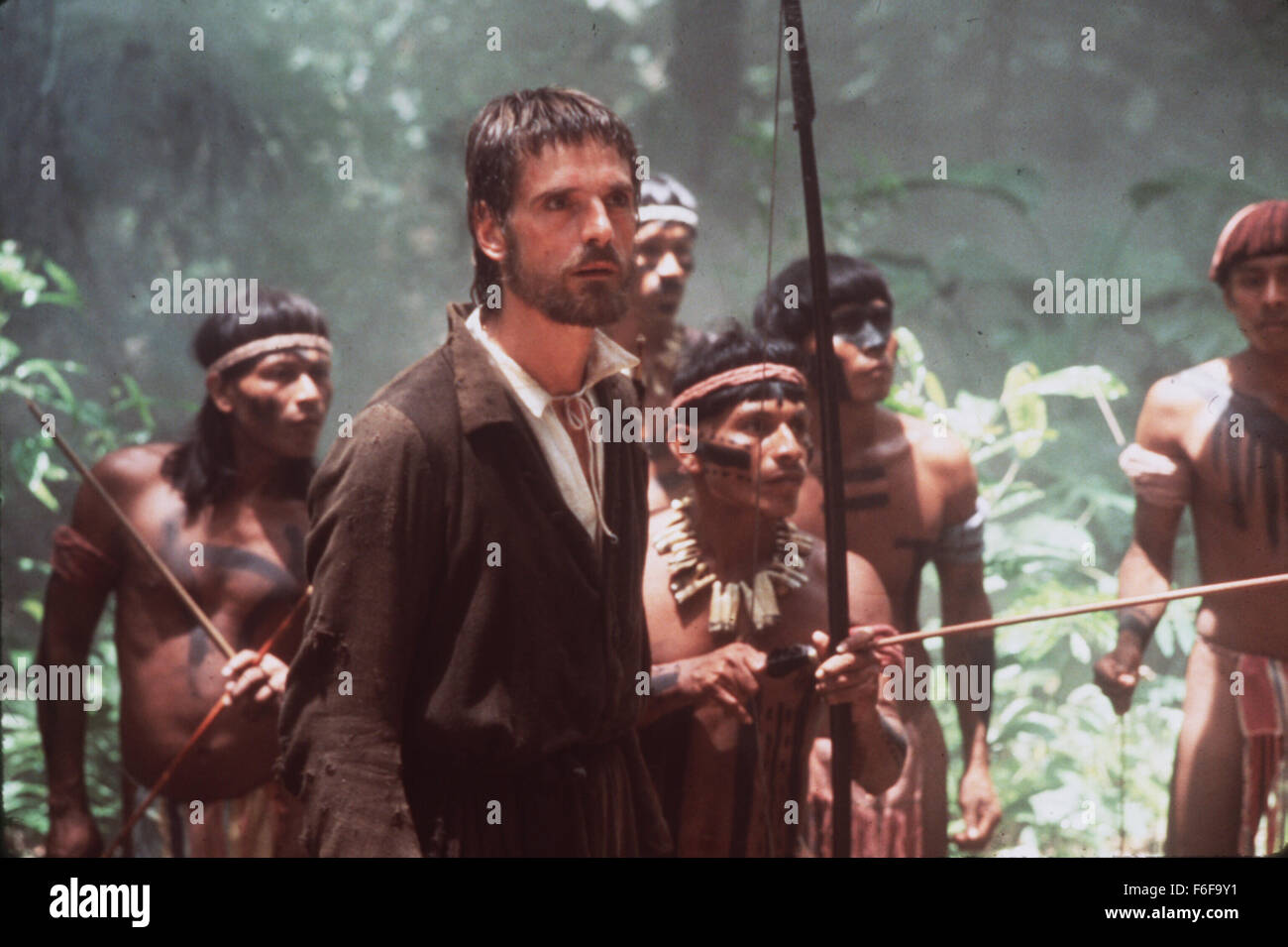 DATE DE SORTIE : 16 mai 1986. Titre du film : la Mission. STUDIO : Enigma Productions. PLOT : Jeremy Irons joue un jésuite espagnol qui va dans le désert d'Amérique du Sud pour construire une mission dans l'espoir de convertir les Indiens de la région. Robert DeNiro joue un chasseur d'esclaves qui est converti et se joint à un fer à repasser dans sa mission. Lorsque l'Espagne vend la colonie au Portugal, ils sont obligés de se défendre tout ce qu'ils ont construite contre le Portugais agresseurs. Sur la photo : Jeremy Irons comme Père Gabriel. Banque D'Images