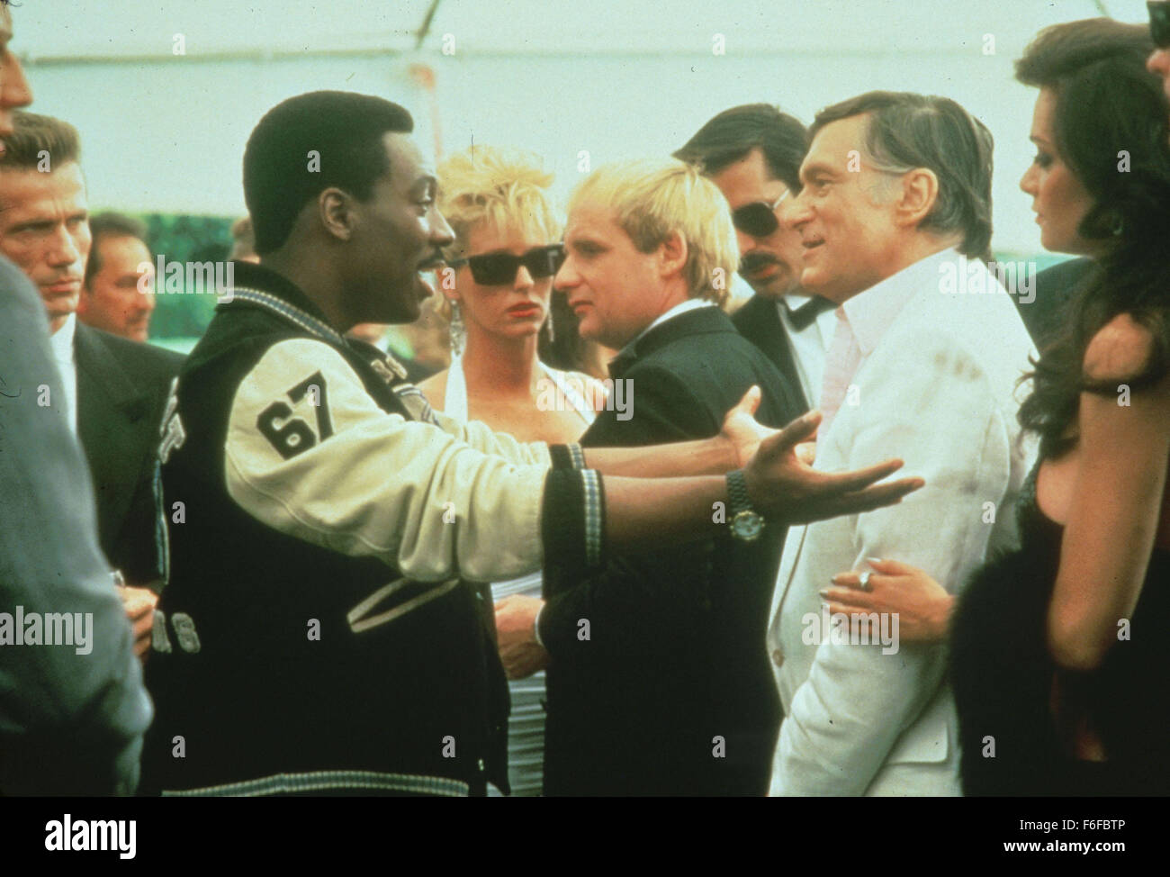 Déc 05, 1984 ; Los Angeles, CA, USA ; acteur Eddie Murphy stars comme Det. Axel Foley et Hugh Hefner lui-même comme dans la comédie de la Paramount, "Beverly Hills Cop." réalisé par Martin Brest. Banque D'Images