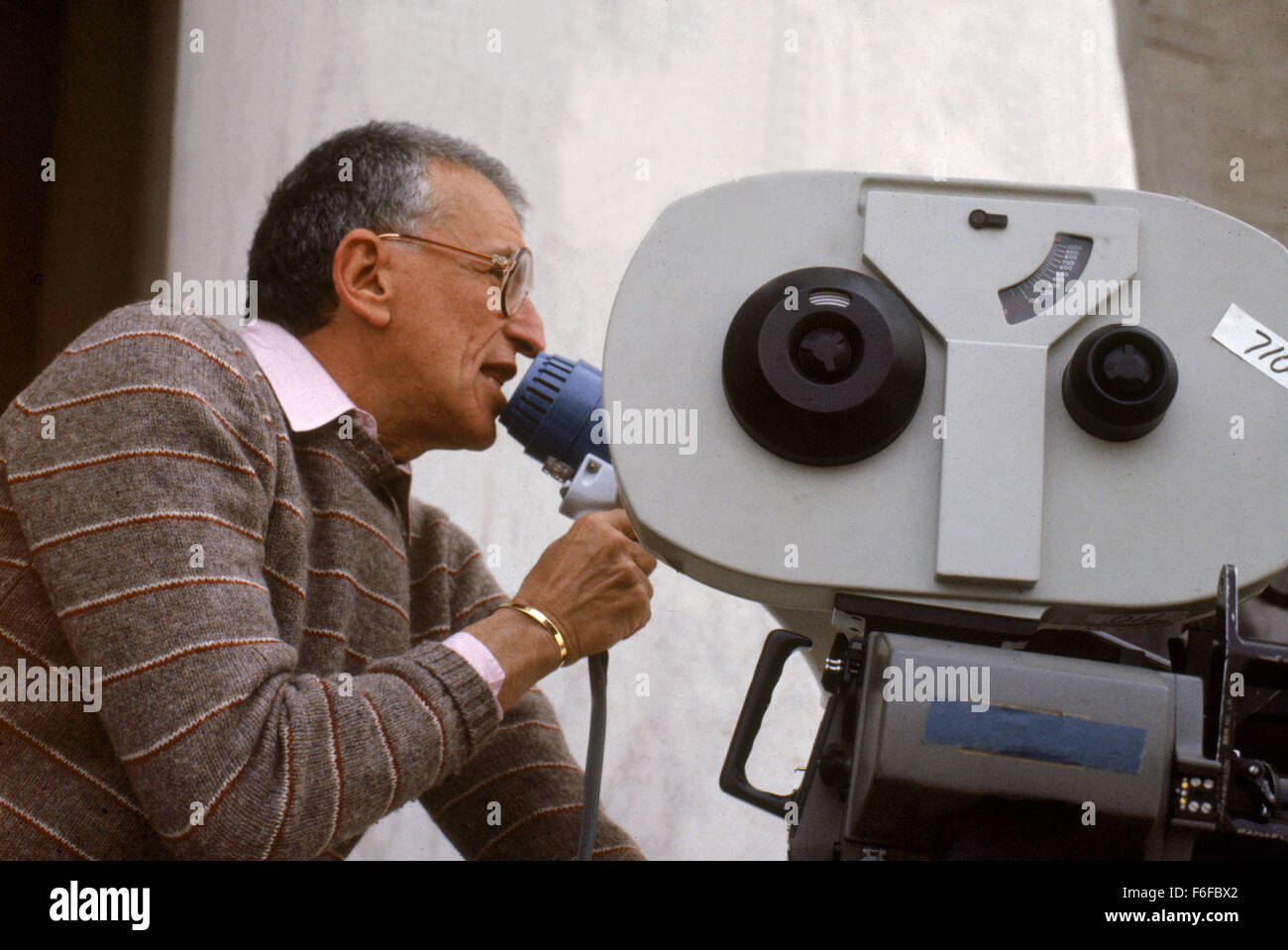 DATE DE SORTIE : Décembre 21, 1984 TITRE DE LA VIDÉO : Protocole Directeur : Herbert Ross STUDIO : Warner Bros. PLOT : Doux, simples Sunny travaille comme serveuse de cocktail. Elle sauve un dignitaire en visite et comme une récompense, elle obtient un top-office travail dans la ruche de Washington. Elle doit lutter contre un agent du protocole sournois mais avec ses charmes, elle sauve le jour où elle s'implique dans un marché d'armes avec un pays arabe Directeur Photo : HERBERT ROSS (Image Crédit : c/Warner Bros Entertainment Photos) Banque D'Images