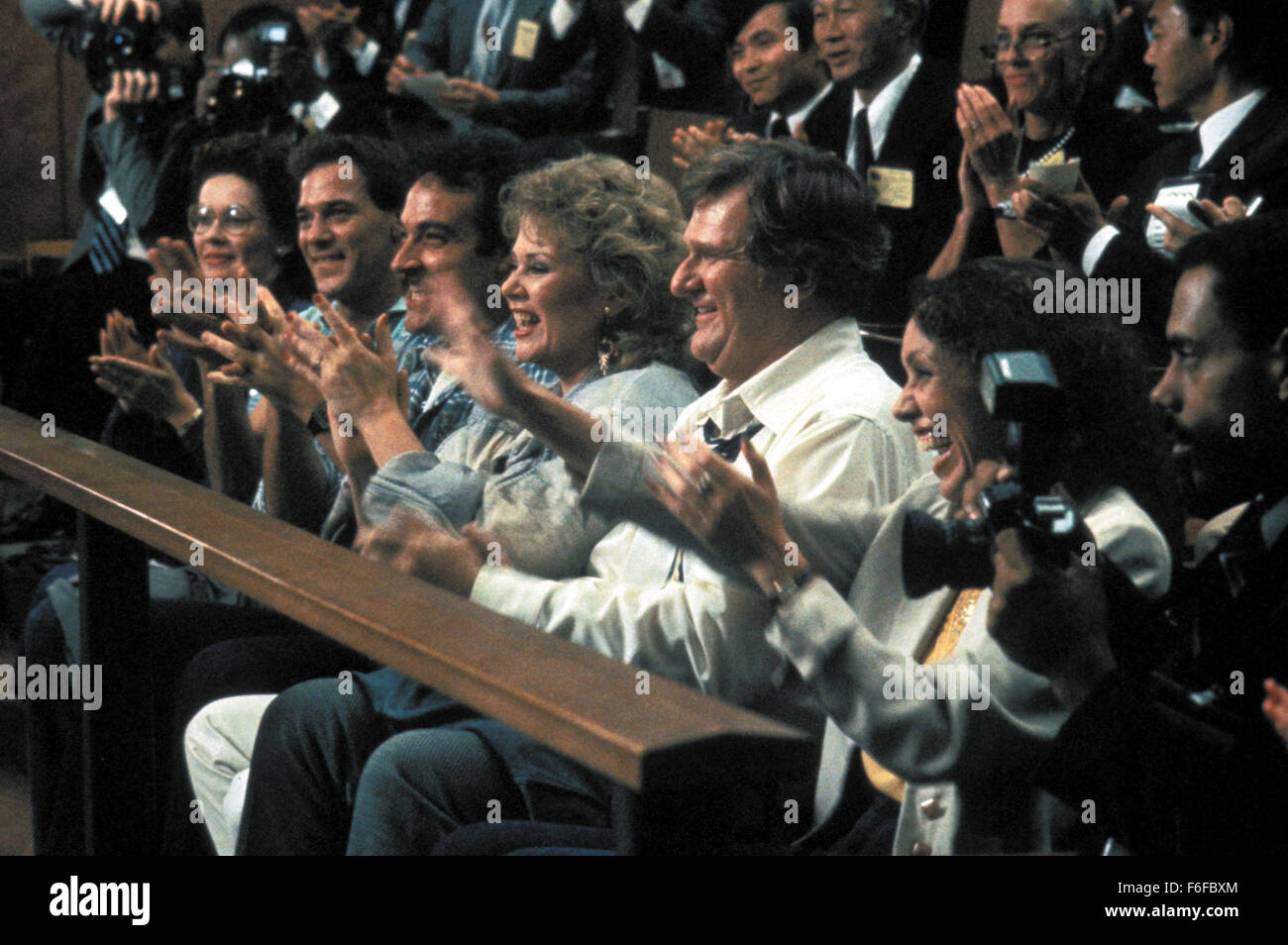 DATE DE SORTIE : Décembre 21, 1984 TITRE DE LA VIDÉO : Protocole Directeur : Herbert Ross STUDIO : Warner Bros. PLOT : Doux, simples Sunny travaille comme serveuse de cocktail. Elle sauve un dignitaire en visite et comme une récompense, elle obtient un top-office travail dans la ruche de Washington. Elle doit lutter contre un agent du protocole sournois mais avec ses charmes, elle sauve le jour où elle s'implique dans un marché d'armes avec un pays arabe sur la photo : scène de film (image Crédit : c/Warner Bros Entertainment Photos) Banque D'Images