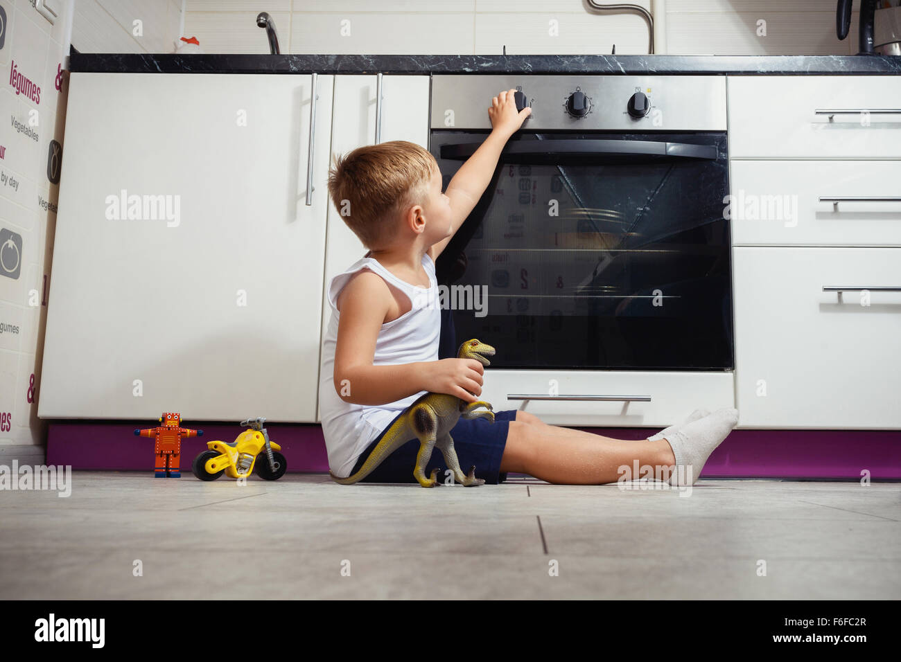 La prévention des accidents. L'enfant sans surveillance dans la cuisine avec une cuisinière à gaz. sans retoucher Banque D'Images