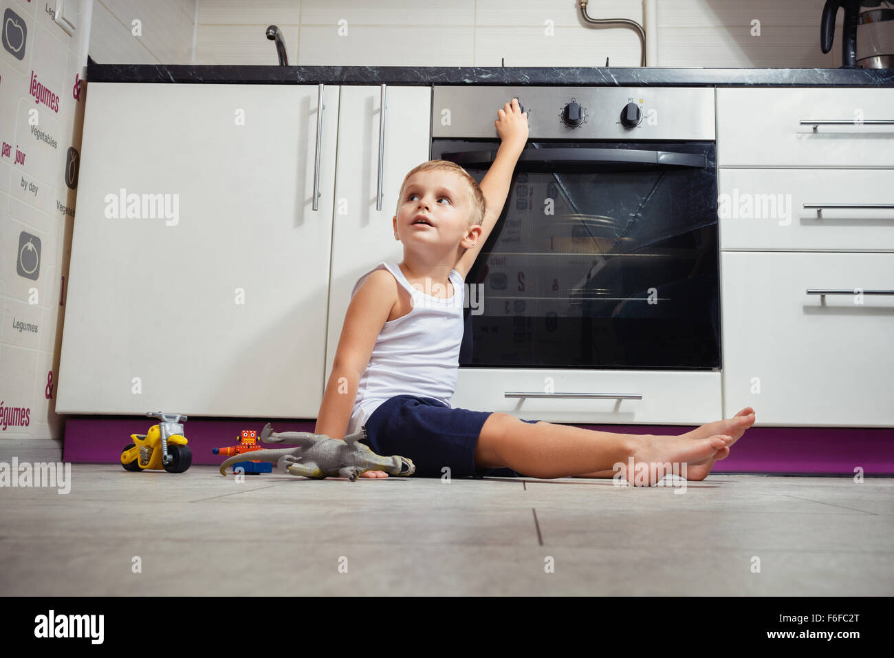 La prévention des accidents. L'enfant sans surveillance dans la cuisine avec une cuisinière à gaz. sans retoucher Banque D'Images