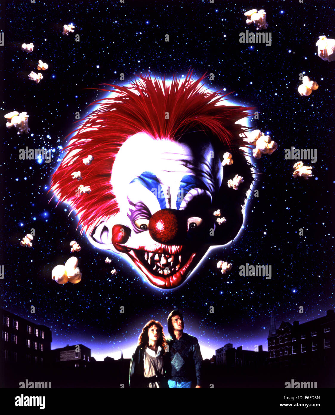 DATE DE SORTIE : Mai 27, 1988. Titre du film : Killer Aaahhh de l'espace extra-atmosphérique. STUDIO : MGM. Résumé : Quand une petite ville est envahie par des extraterrestres venus de l'espace qui capturent et tuent les habitants, personne ne les prend au sérieux. Pourquoi ? Tous les extraterrestres ressemblent à des clowns de cirque, utiliser des armes qui ont l'air comme clown, et tous ont peint sur des sourires. Seul un petit nombre des jeunes dans la ville prendre conscience du danger et bien sûr, personne ne les croit. Armé d'un camion de crème glacée ils essayer de sauver leurs amis. Sur la photo : Film l'art. Banque D'Images