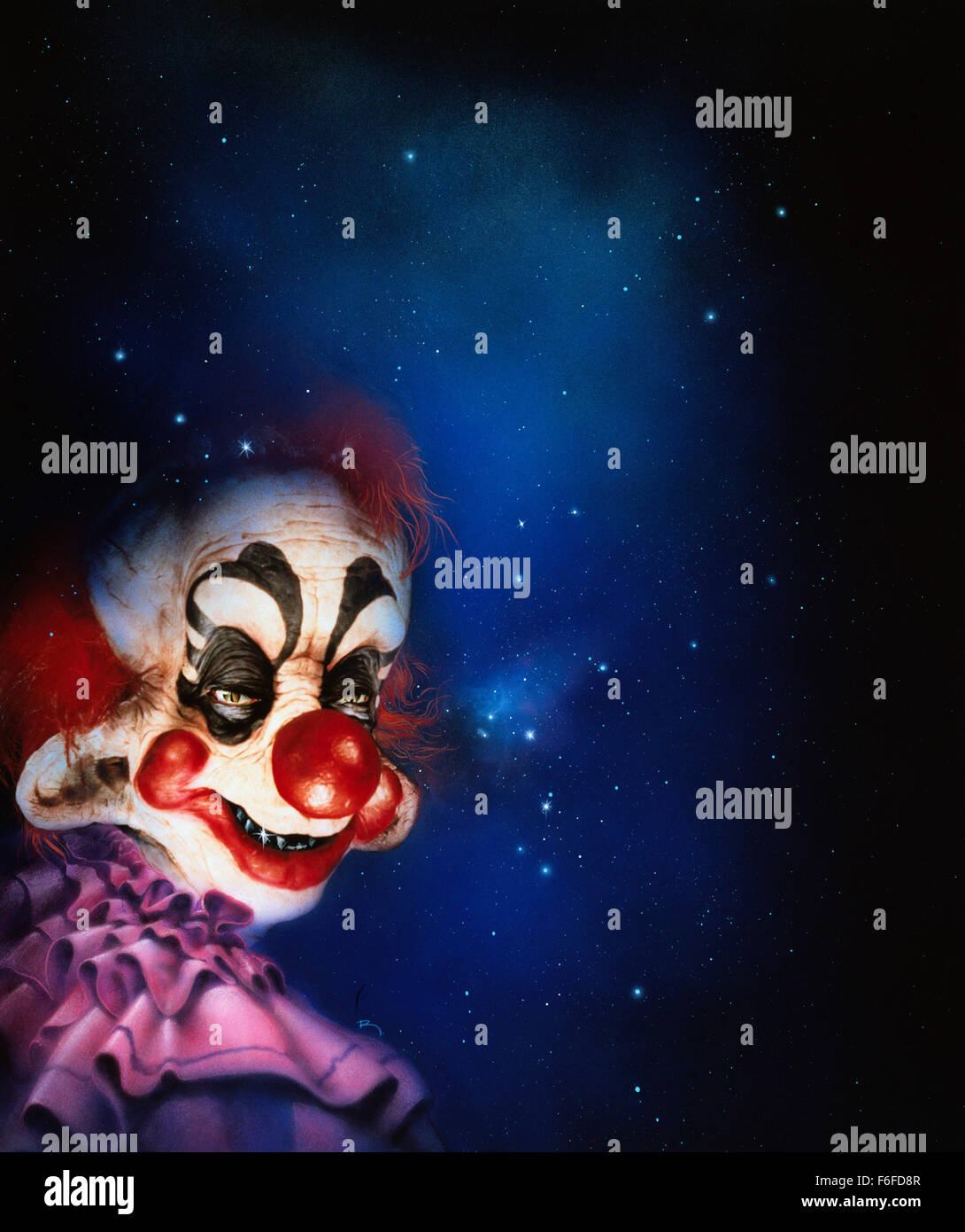 DATE DE SORTIE : Mai 27, 1988. Titre du film : Killer Aaahhh de l'espace extra-atmosphérique. STUDIO : MGM. Résumé : Quand une petite ville est envahie par des extraterrestres venus de l'espace qui capturent et tuent les habitants, personne ne les prend au sérieux. Pourquoi ? Tous les extraterrestres ressemblent à des clowns de cirque, utiliser des armes qui ont l'air comme clown, et tous ont peint sur des sourires. Seul un petit nombre des jeunes dans la ville prendre conscience du danger et bien sûr, personne ne les croit. Armé d'un camion de crème glacée ils essayer de sauver leurs amis. Sur la photo : Film l'art. Banque D'Images