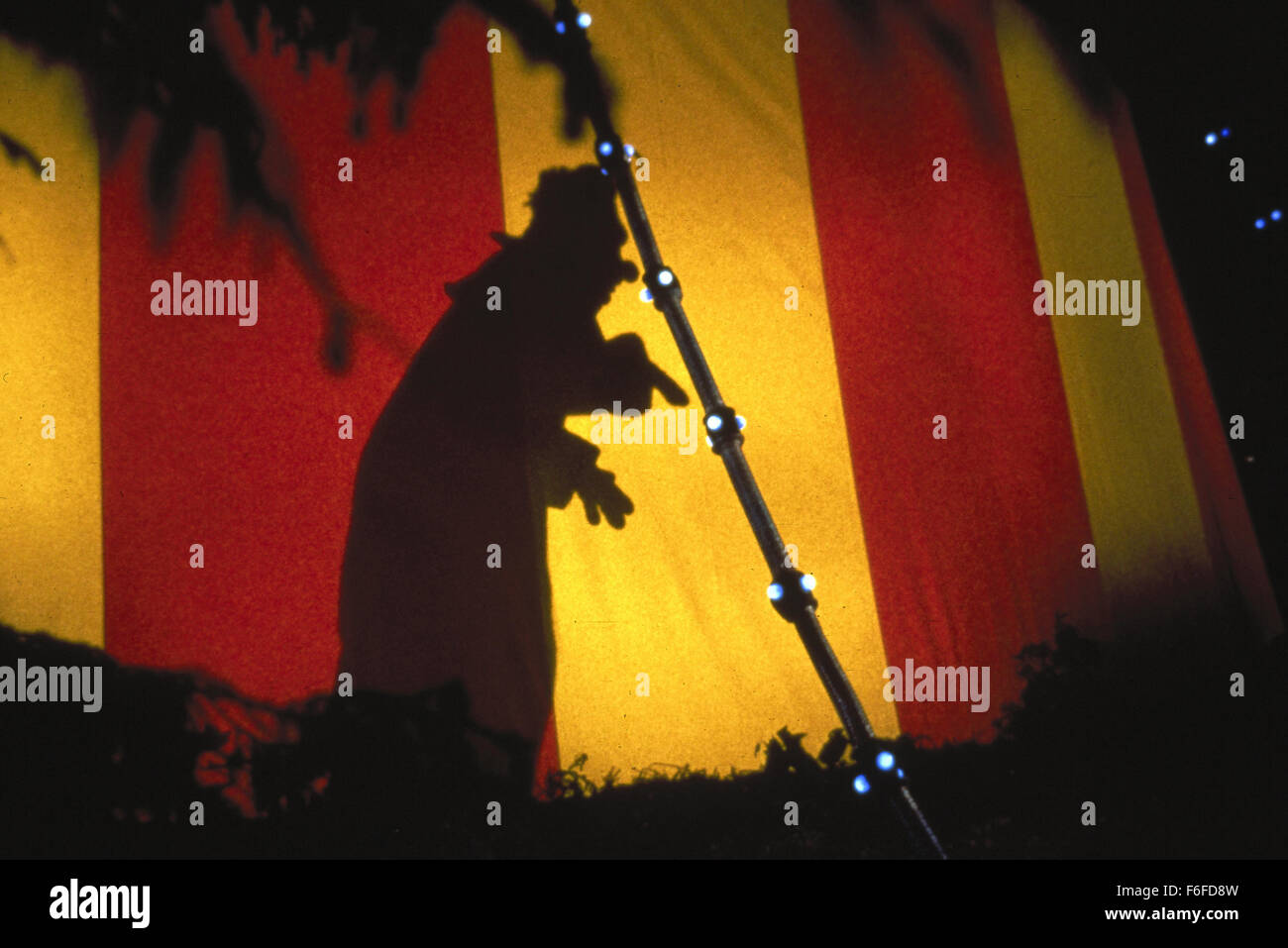 DATE DE SORTIE : Mai 27, 1988. Titre du film : Killer Aaahhh de l'espace extra-atmosphérique. STUDIO : MGM. Résumé : Quand une petite ville est envahie par des extraterrestres venus de l'espace qui capturent et tuent les habitants, personne ne les prend au sérieux. Pourquoi ? Tous les extraterrestres ressemblent à des clowns de cirque, utiliser des armes qui ont l'air comme clown, et tous ont peint sur des sourires. Seul un petit nombre des jeunes dans la ville prendre conscience du danger et bien sûr, personne ne les croit. Armé d'un camion de crème glacée ils essayer de sauver leurs amis. Sur la photo : Film l'art. Banque D'Images