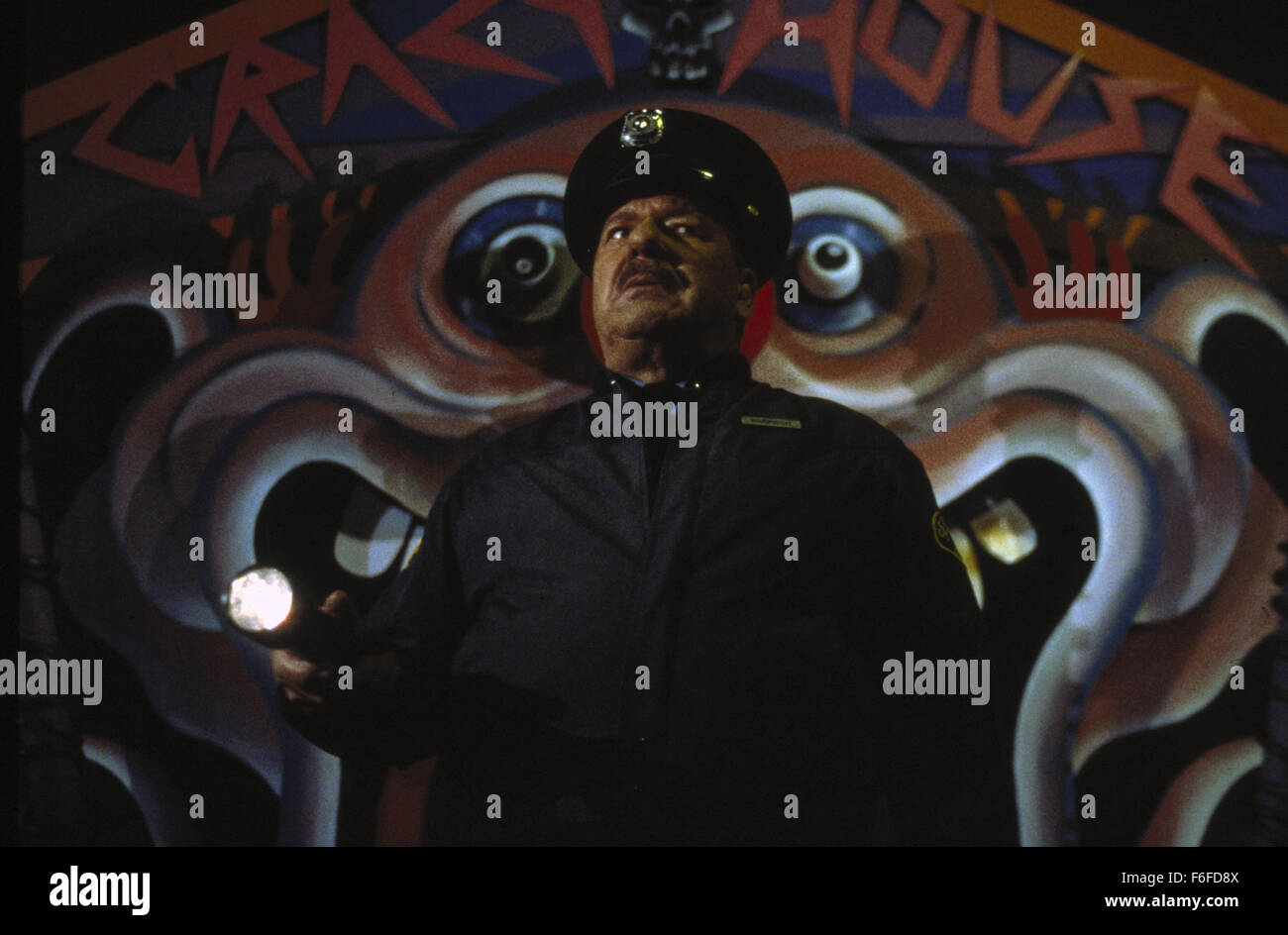 DATE DE SORTIE : Mai 27, 1988. Titre du film : Killer Aaahhh de l'espace extra-atmosphérique. STUDIO : MGM. Résumé : Quand une petite ville est envahie par des extraterrestres venus de l'espace qui capturent et tuent les habitants, personne ne les prend au sérieux. Pourquoi ? Tous les extraterrestres ressemblent à des clowns de cirque, utiliser des armes qui ont l'air comme clown, et tous ont peint sur des sourires. Seul un petit nombre des jeunes dans la ville prendre conscience du danger et bien sûr, personne ne les croit. Armé d'un camion de crème glacée ils essayer de sauver leurs amis. Sur la photo : Scène du film. Banque D'Images