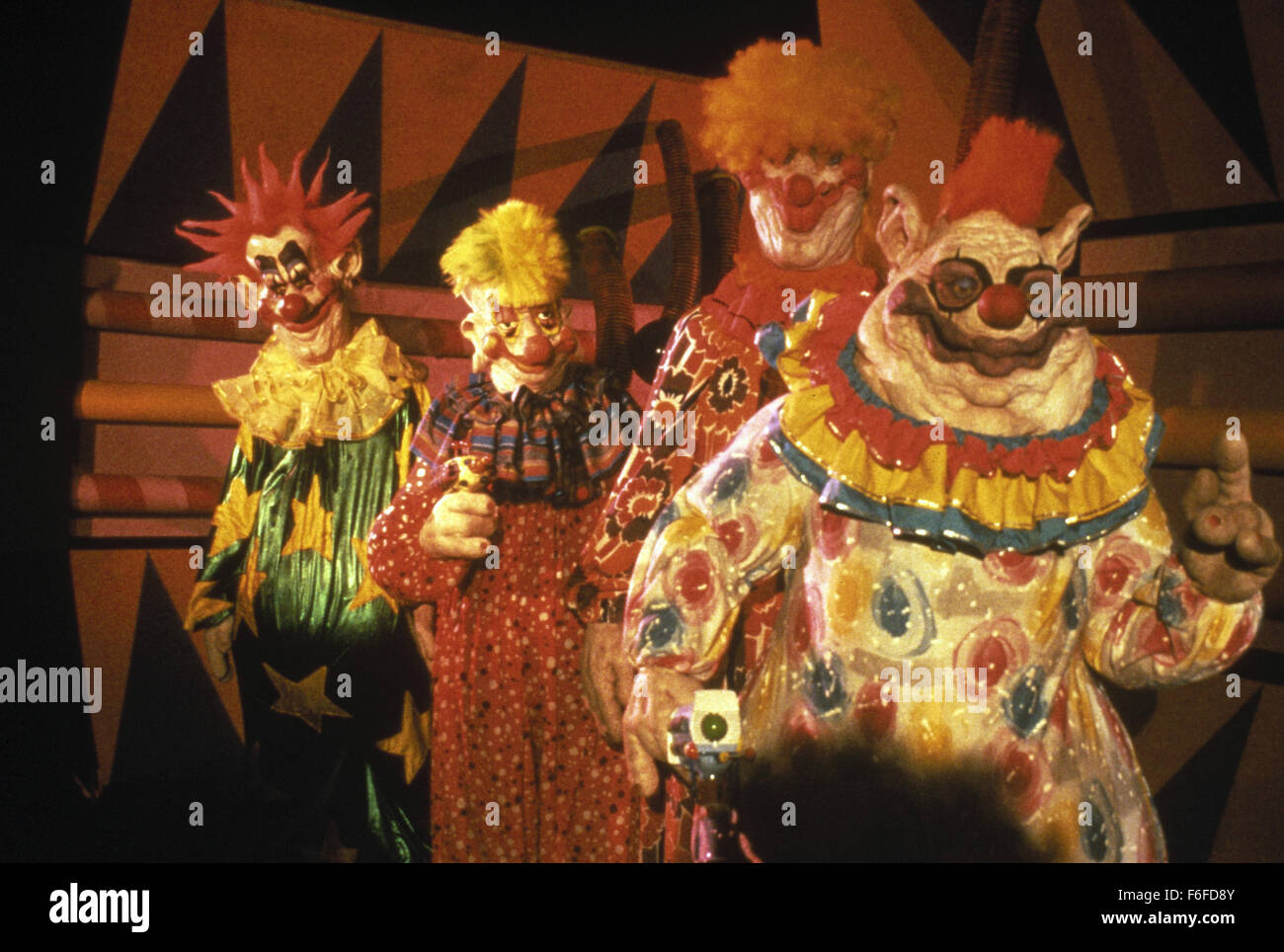 DATE DE SORTIE : Mai 27, 1988. Titre du film : Killer Aaahhh de l'espace extra-atmosphérique. STUDIO : MGM. Résumé : Quand une petite ville est envahie par des extraterrestres venus de l'espace qui capturent et tuent les habitants, personne ne les prend au sérieux. Pourquoi ? Tous les extraterrestres ressemblent à des clowns de cirque, utiliser des armes qui ont l'air comme clown, et tous ont peint sur des sourires. Seul un petit nombre des jeunes dans la ville prendre conscience du danger et bien sûr, personne ne les croit. Armé d'un camion de crème glacée ils essayer de sauver leurs amis. Sur la photo : Scène du film. Banque D'Images