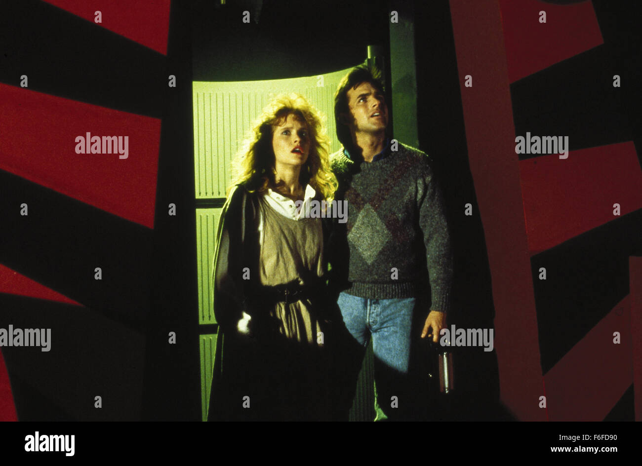 DATE DE SORTIE : Mai 27, 1988. Titre du film : Killer Aaahhh de l'espace extra-atmosphérique. STUDIO : MGM. Résumé : Quand une petite ville est envahie par des extraterrestres venus de l'espace qui capturent et tuent les habitants, personne ne les prend au sérieux. Pourquoi ? Tous les extraterrestres ressemblent à des clowns de cirque, utiliser des armes qui ont l'air comme clown, et tous ont peint sur des sourires. Seul un petit nombre des jeunes dans la ville prendre conscience du danger et bien sûr, personne ne les croit. Armé d'un camion de crème glacée ils essayer de sauver leurs amis. Sur la photo : SUZANNE SNYDER comme Debbie Stone, GRANT CRAMER Comme Mike le tabac. Banque D'Images