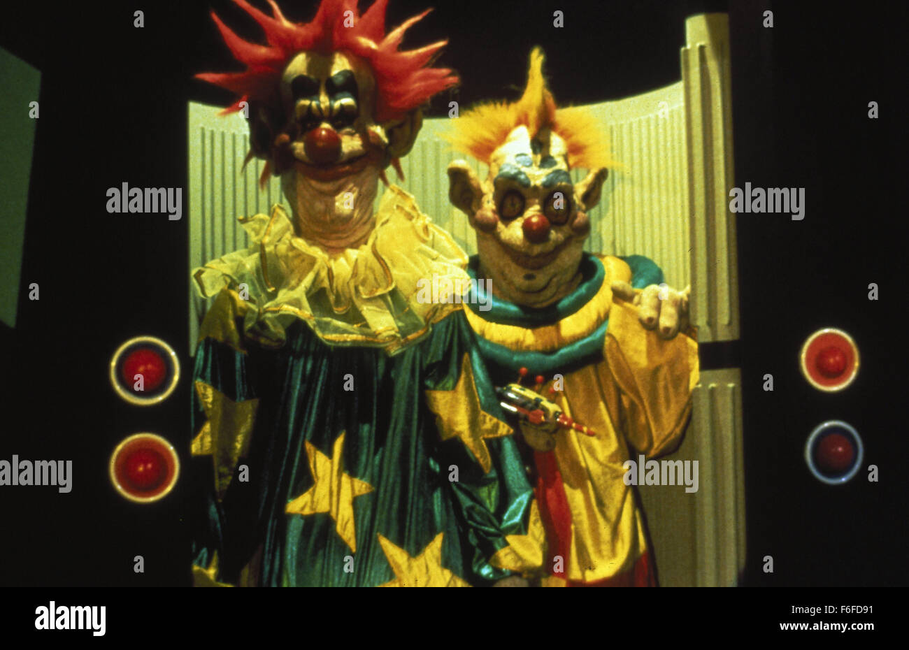 DATE DE SORTIE : Mai 27, 1988. Titre du film : Killer Aaahhh de l'espace extra-atmosphérique. STUDIO : MGM. Résumé : Quand une petite ville est envahie par des extraterrestres venus de l'espace qui capturent et tuent les habitants, personne ne les prend au sérieux. Pourquoi ? Tous les extraterrestres ressemblent à des clowns de cirque, utiliser des armes qui ont l'air comme clown, et tous ont peint sur des sourires. Seul un petit nombre des jeunes dans la ville prendre conscience du danger et bien sûr, personne ne les croit. Armé d'un camion de crème glacée ils essayer de sauver leurs amis. Sur la photo : Scène du film. Banque D'Images