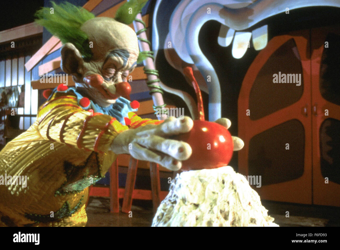 DATE DE SORTIE : Mai 27, 1988. Titre du film : Killer Aaahhh de l'espace extra-atmosphérique. STUDIO : MGM. Résumé : Quand une petite ville est envahie par des extraterrestres venus de l'espace qui capturent et tuent les habitants, personne ne les prend au sérieux. Pourquoi ? Tous les extraterrestres ressemblent à des clowns de cirque, utiliser des armes qui ont l'air comme clown, et tous ont peint sur des sourires. Seul un petit nombre des jeunes dans la ville prendre conscience du danger et bien sûr, personne ne les croit. Armé d'un camion de crème glacée ils essayer de sauver leurs amis. Sur la photo : Scène du film. Banque D'Images