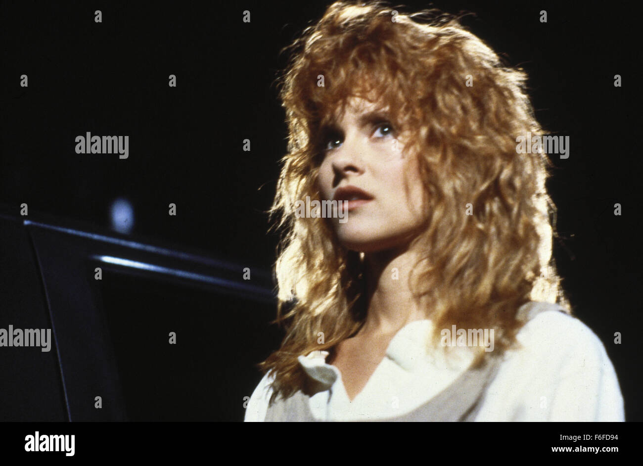 DATE DE SORTIE : Mai 27, 1988. Titre du film : Killer Aaahhh de l'espace extra-atmosphérique. STUDIO : MGM. Résumé : Quand une petite ville est envahie par des extraterrestres venus de l'espace qui capturent et tuent les habitants, personne ne les prend au sérieux. Pourquoi ? Tous les extraterrestres ressemblent à des clowns de cirque, utiliser des armes qui ont l'air comme clown, et tous ont peint sur des sourires. Seul un petit nombre des jeunes dans la ville prendre conscience du danger et bien sûr, personne ne les croit. Armé d'un camion de crème glacée ils essayer de sauver leurs amis. Sur la photo : SUZANNE SNYDER comme Debbie Stone. Banque D'Images