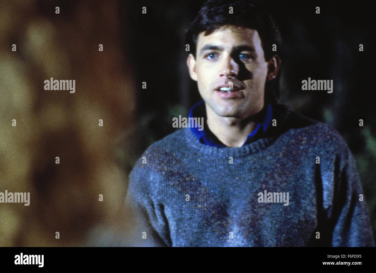 DATE DE SORTIE : Mai 27, 1988. Titre du film : Killer Aaahhh de l'espace extra-atmosphérique. STUDIO : MGM. Résumé : Quand une petite ville est envahie par des extraterrestres venus de l'espace qui capturent et tuent les habitants, personne ne les prend au sérieux. Pourquoi ? Tous les extraterrestres ressemblent à des clowns de cirque, utiliser des armes qui ont l'air comme clown, et tous ont peint sur des sourires. Seul un petit nombre des jeunes dans la ville prendre conscience du danger et bien sûr, personne ne les croit. Armé d'un camion de crème glacée ils essayer de sauver leurs amis. Sur la photo : GRANT CRAMER Comme Mike le tabac. Banque D'Images