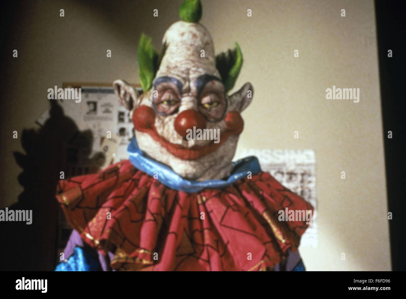 DATE DE SORTIE : Mai 27, 1988. Titre du film : Killer Aaahhh de l'espace extra-atmosphérique. STUDIO : MGM. Résumé : Quand une petite ville est envahie par des extraterrestres venus de l'espace qui capturent et tuent les habitants, personne ne les prend au sérieux. Pourquoi ? Tous les extraterrestres ressemblent à des clowns de cirque, utiliser des armes qui ont l'air comme clown, et tous ont peint sur des sourires. Seul un petit nombre des jeunes dans la ville prendre conscience du danger et bien sûr, personne ne les croit. Armé d'un camion de crème glacée ils essayer de sauver leurs amis. Sur la photo : Scène du film. Banque D'Images