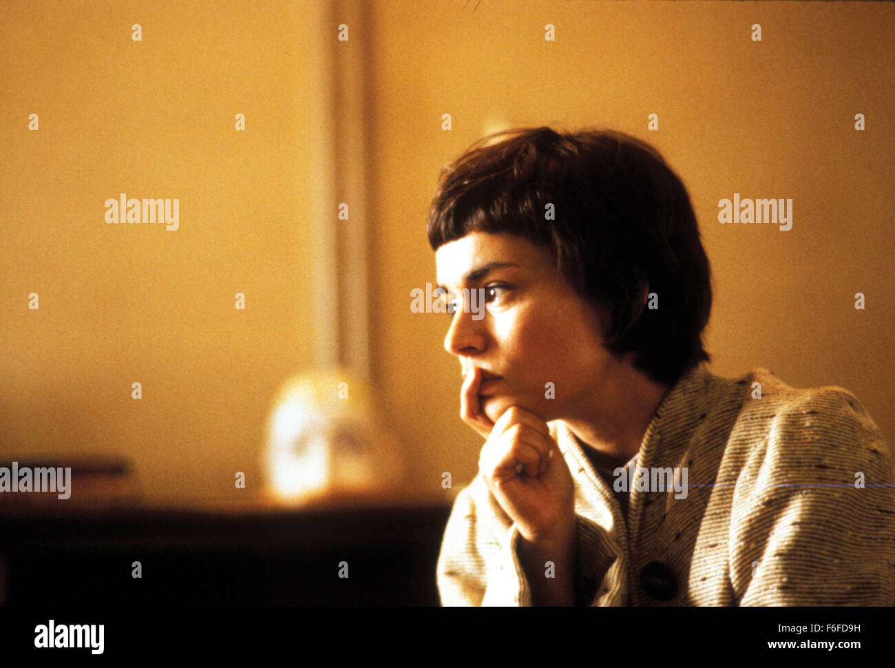 DATE DE SORTIE : Juin 01, 1988. Titre du film : oiseau. STUDIO : The Malpaso Company. Résumé : Le saxophoniste Charlie Parker vient à New York en 1940. Il est rapidement remarqué pour sa remarquable façon de jouer. Il devient un drogué mais sa tendre épouse Chan tente de l'aider. Photo : Diane VENORA comme Chan Parker. Banque D'Images