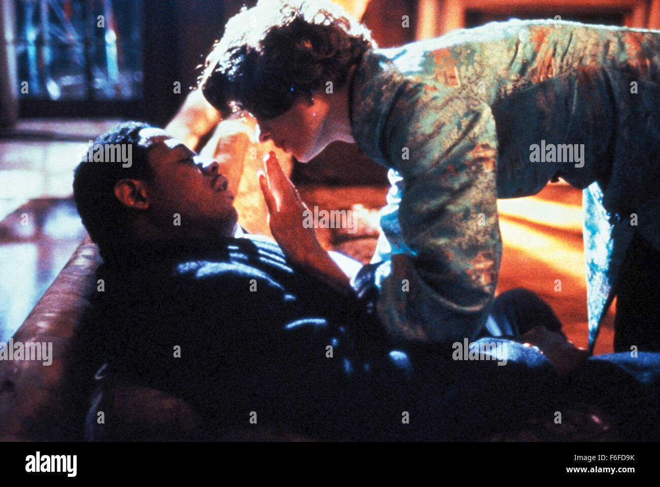 DATE DE SORTIE : Juin 01, 1988. Titre du film : oiseau. STUDIO : The Malpaso Company. Résumé : Le saxophoniste Charlie Parker vient à New York en 1940. Il est rapidement remarqué pour sa remarquable façon de jouer. Il devient un drogué mais sa tendre épouse Chan tente de l'aider. Sur la photo : Forest Whitaker comme Charlie 'Bird' Parker, DIANE VENORA comme Chan Parker. Banque D'Images