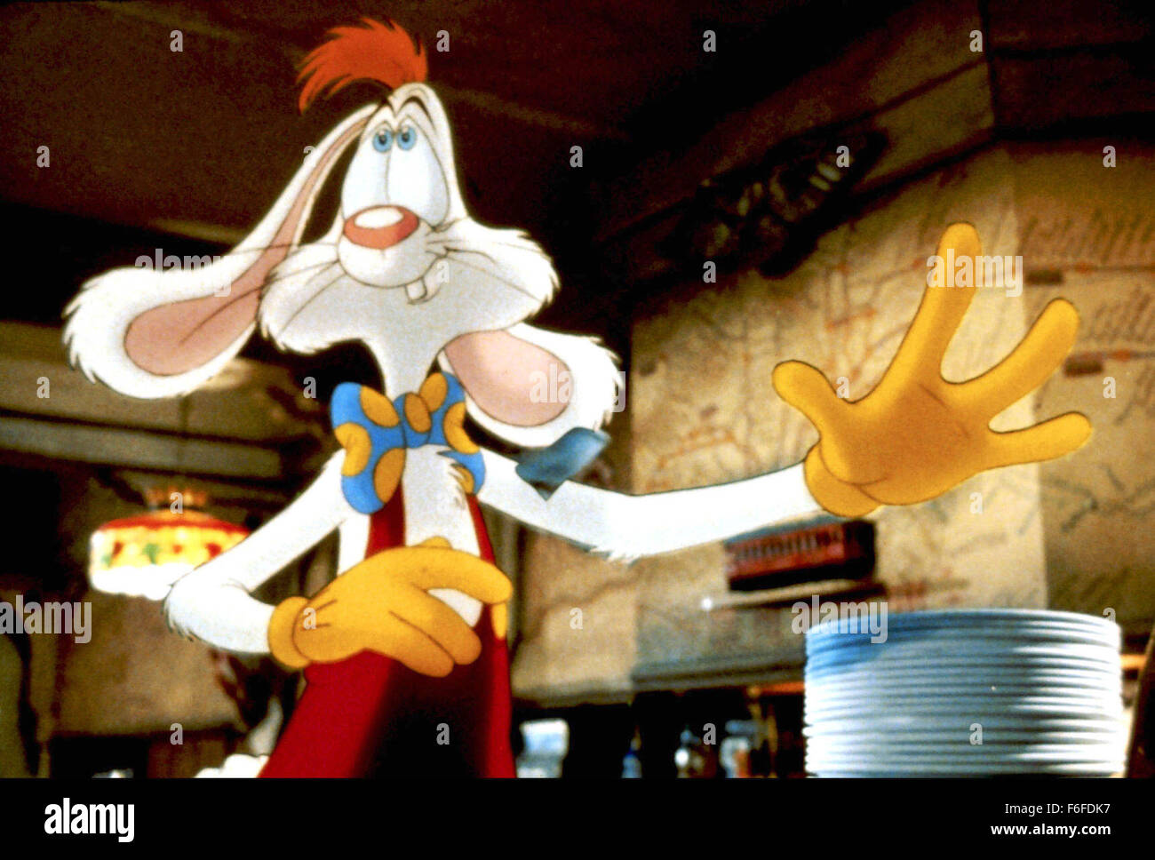 DATE DE SORTIE : Juin 21, 1988. Titre du film : Qui veut la peau de Roger Rabbit. STUDIO : Buena Vista Pictures. Terrain : Toon star Roger s'inquiète que son épouse Jessica joue pattycake avec quelqu'un d'autre, de sorte que le détective Eddie Valiant studio recrute au snoop sur elle. Mais les enjeux sont rapidement soulevé quand Marvin Acme est retrouvé mort et Roger est le premier suspect. Des interactions entre les personnages animés et vivants, et beaucoup de références à l'animation classique. Photo : CHARLES FLEISCHER comme voix de Roger Rabbit. Banque D'Images