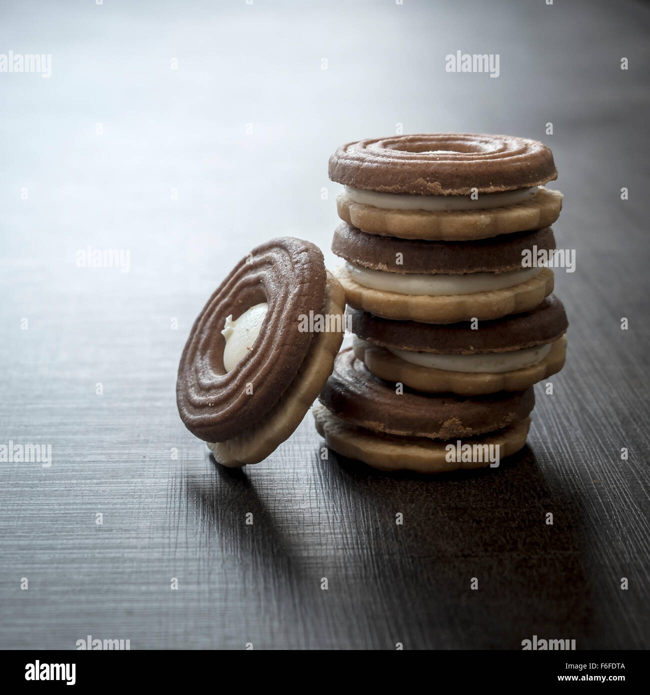 Les cookies avec crème au chocolat sur une table en bois Banque D'Images