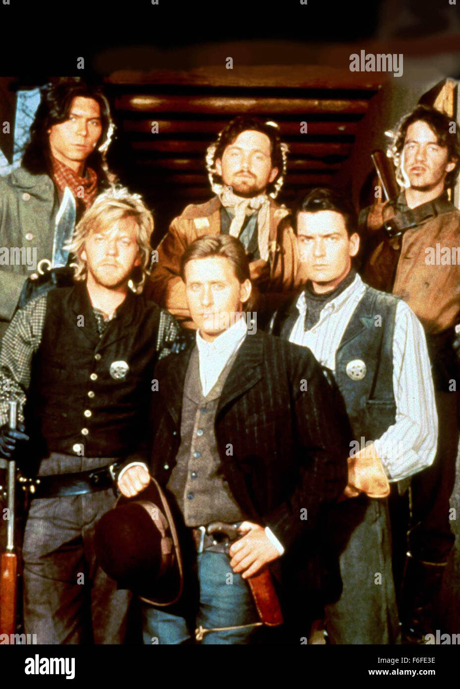 DATE DE SORTIE : Août 10, 1988. Titre du film : Young Guns. STUDIO : 20th Century Fox. Parcelle : 1878 au Nouveau Mexique : John Tunstall prend les jeunes hommes d'armes à feu de la route pour les faire travailler sur son ranch, mais aussi de leur apprendre à lire et de civiliser. Cependant il est une épine dans le côté de la riche éleveur Murphy, comme c'est un concurrent de vendre des bovins. Un jour, il est tué par les hommes de Murphy. Le juge Wilson ne peut rien faire, car Sheriff Brady est l'un des hommes de Murphy. Mais procureur Alex le persuade de constituer de Tunstall jeunes amis de députés et leur donner des mandats d'arrêt pour les assassins. Au lieu d'un Banque D'Images