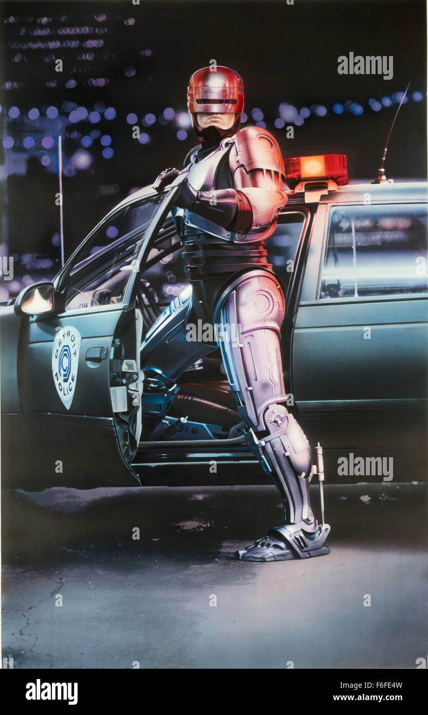 Mai 17, 1987, Dallas, TX, USA ; Photo : Une illustration de 'RoboCop', un film de 1987 réalisé par Paul Verhoeven avec PETER WELLER, RoboCop et NANCY ALLEN en tant qu'officier Anne Lewis. Banque D'Images