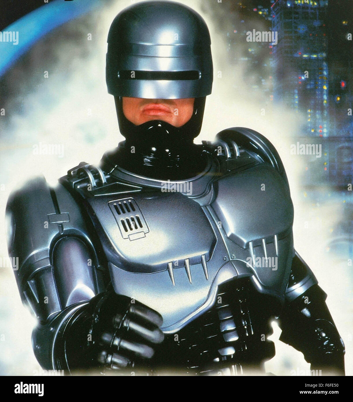 Mai 17, 1987, Dallas, TX, USA ; Photo : UNE illustation de 'RoboCop', un film de 1987 réalisé par Paul Verhoeven avec PETER WELLER, RoboCop et NANCY ALLEN en tant qu'officier Anne Lewis. Banque D'Images