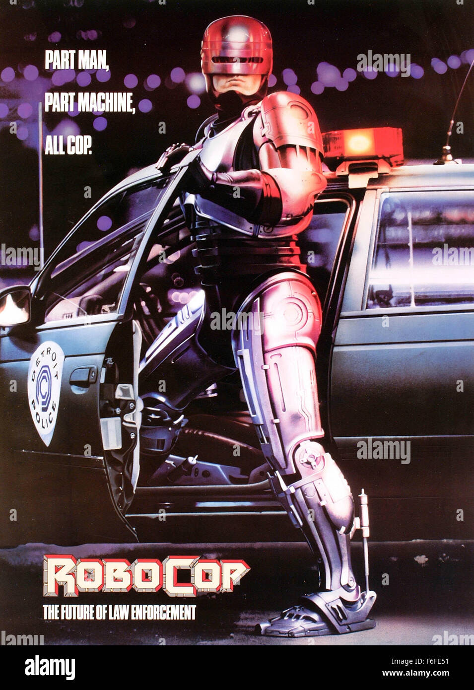 Mai 17, 1987, Dallas, TX, USA ; Photo : Une illustration de 'RoboCop', un film de 1987 réalisé par Paul Verhoeven avec PETER WELLER, RoboCop et NANCY ALLEN en tant qu'officier Anne Lewis. Banque D'Images