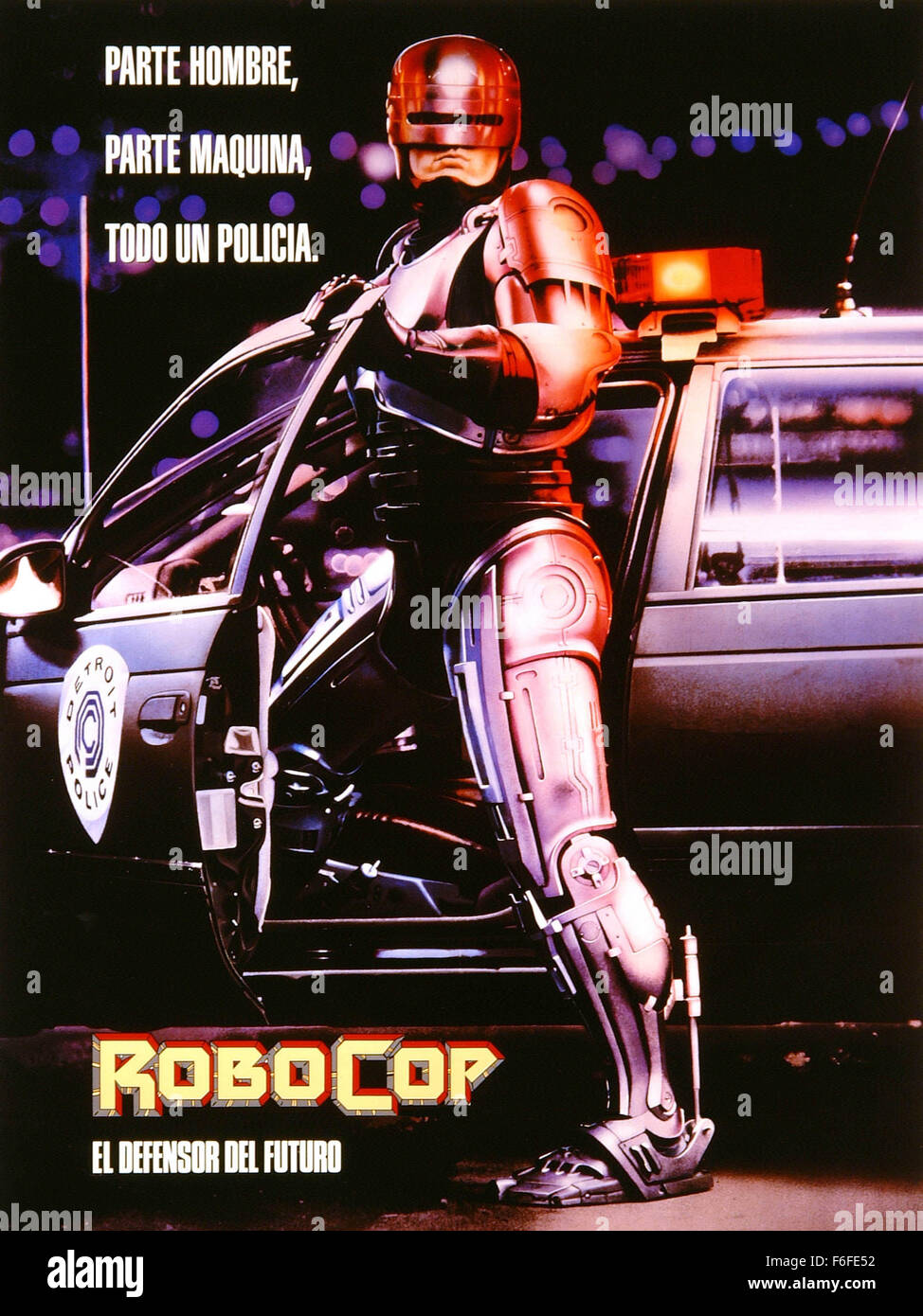 Mai 17, 1987, Dallas, TX, USA ; Photo : Une illustration de 'RoboCop', un film de 1987 réalisé par Paul Verhoeven avec PETER WELLER, RoboCop et NANCY ALLEN en tant qu'officier Anne Lewis. Banque D'Images