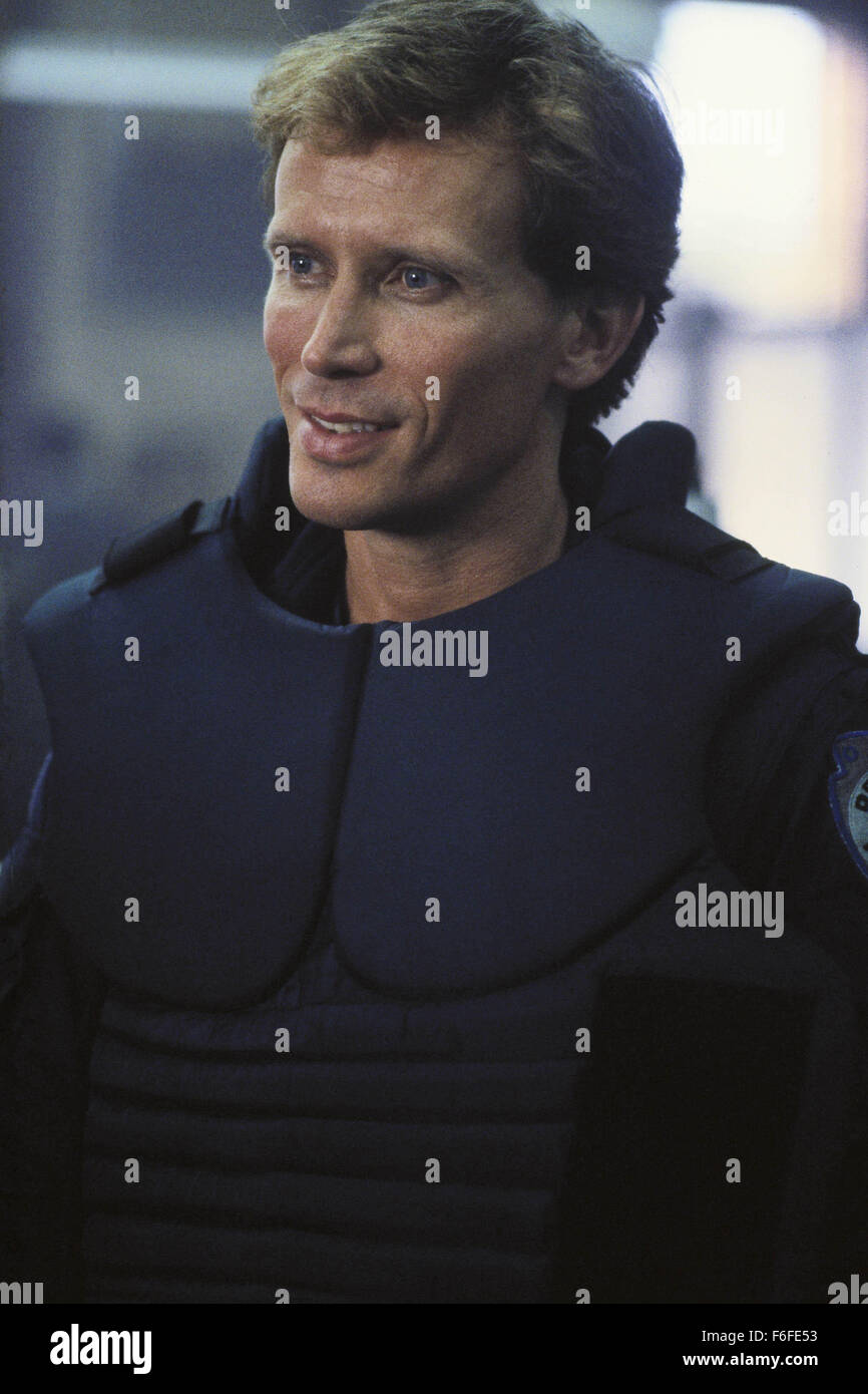 Mai 17, 1987, Dallas, TX, USA ; Photo : une scène de 'RoboCop', un film de 1987 réalisé par Paul Verhoeven avec PETER WELLER, RoboCop et NANCY ALLEN en tant qu'officier Anne Lewis. Banque D'Images