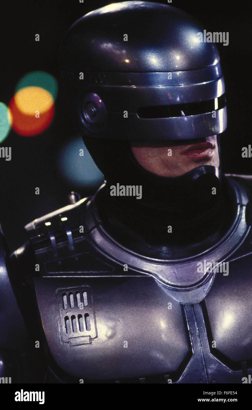 Mai 17, 1987, Dallas, TX, USA ; Photo : une scène de 'RoboCop', un film de 1987 réalisé par Paul Verhoeven avec PETER WELLER, RoboCop et NANCY ALLEN en tant qu'officier Anne Lewis. Banque D'Images