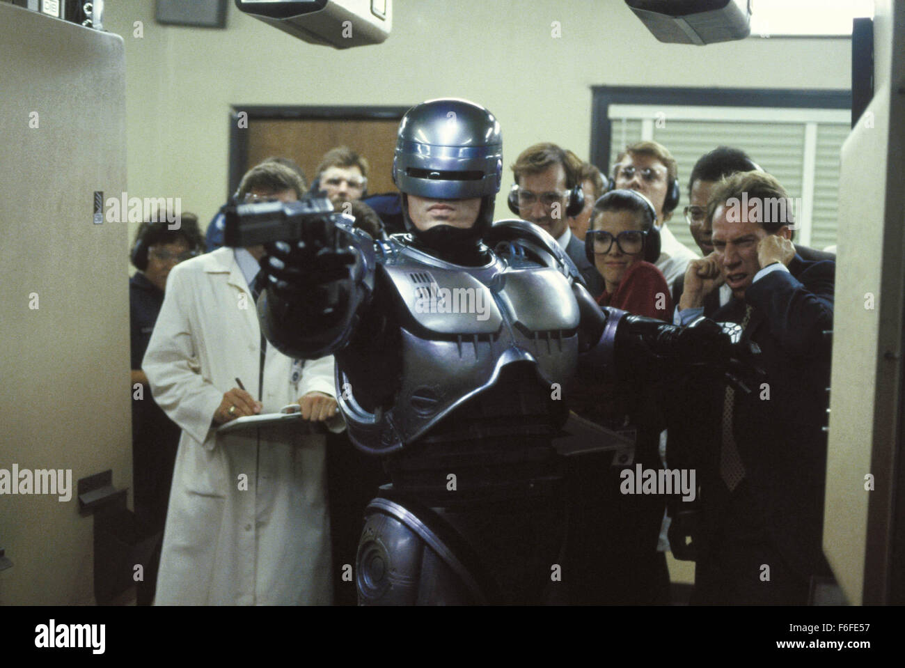 Mai 17, 1987, Dallas, TX, USA ; Photo : une scène de 'RoboCop', un film de 1987 réalisé par Paul Verhoeven avec PETER WELLER, RoboCop et NANCY ALLEN en tant qu'officier Anne Lewis. Banque D'Images