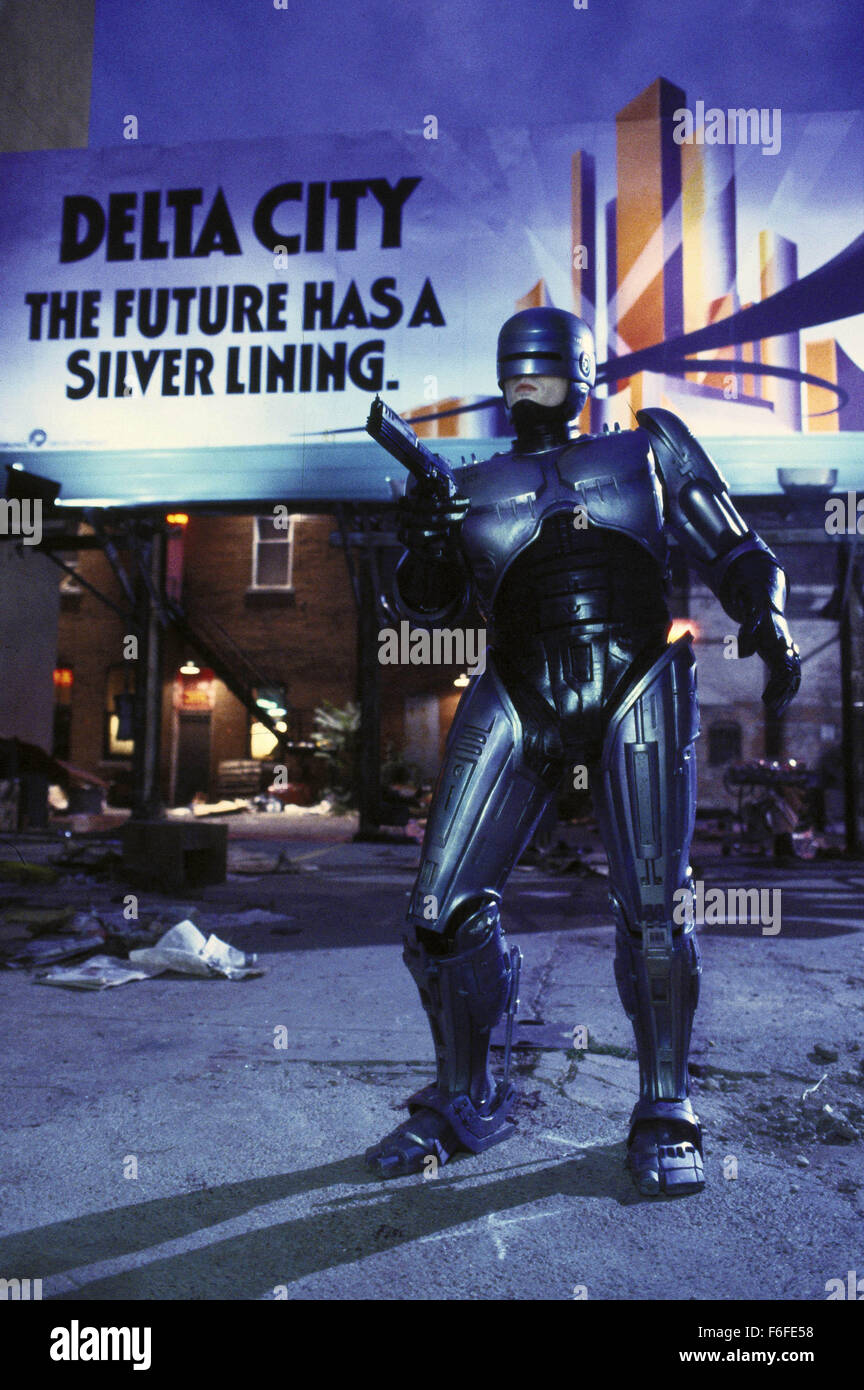 Mai 17, 1987, Dallas, TX, USA ; Photo : une scène de 'RoboCop', un film de 1987 réalisé par Paul Verhoeven avec PETER WELLER, RoboCop et NANCY ALLEN en tant qu'officier Anne Lewis. Banque D'Images