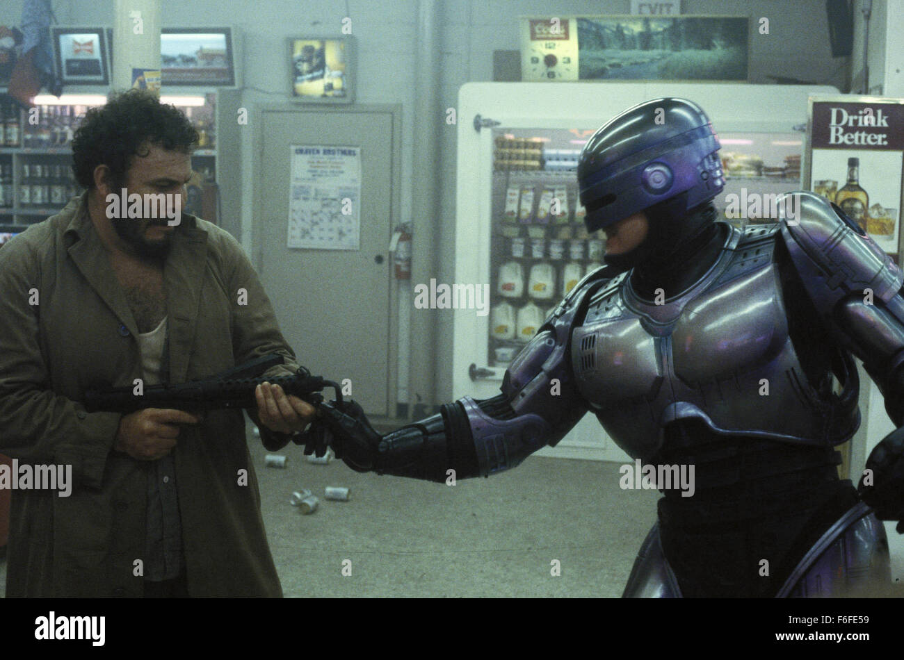 Mai 17, 1987, Dallas, TX, USA ; Photo : une scène de 'RoboCop', un film de 1987 réalisé par Paul Verhoeven avec PETER WELLER, RoboCop et NANCY ALLEN en tant qu'officier Anne Lewis. Banque D'Images