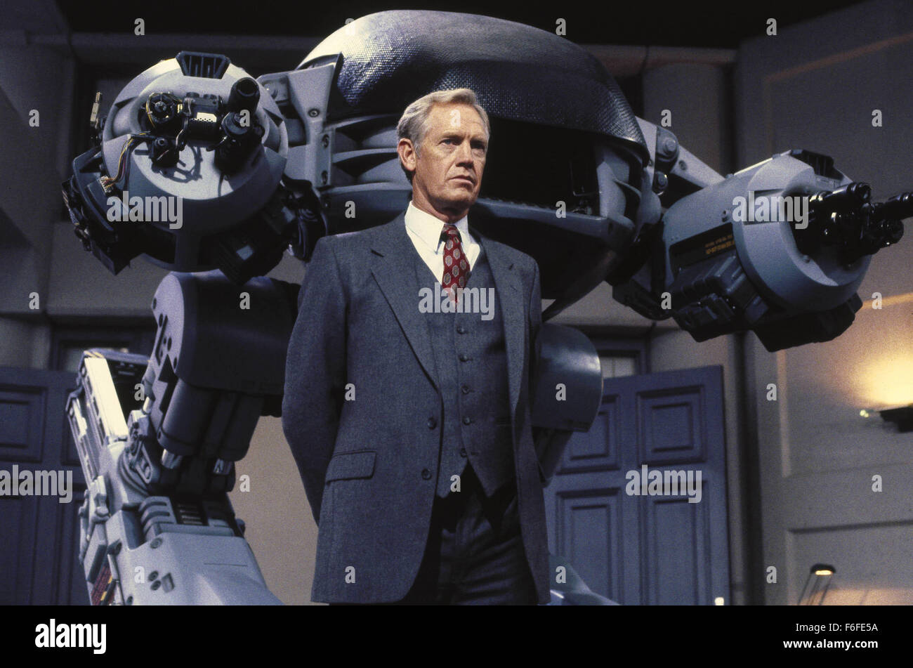 Mai 17, 1987, Dallas, TX, USA ; Photo : une scène de 'RoboCop', un film de 1987 réalisé par Paul Verhoeven avec PETER WELLER, RoboCop et NANCY ALLEN en tant qu'officier Anne Lewis. Banque D'Images