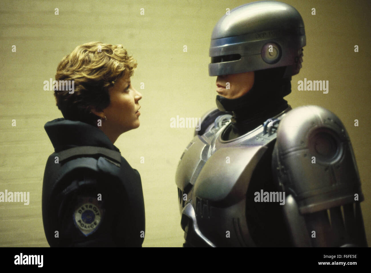 Mai 17, 1987, Dallas, TX, USA ; Photo : une scène de 'RoboCop', un film de 1987 réalisé par Paul Verhoeven avec PETER WELLER, RoboCop et NANCY ALLEN en tant qu'officier Anne Lewis. Banque D'Images