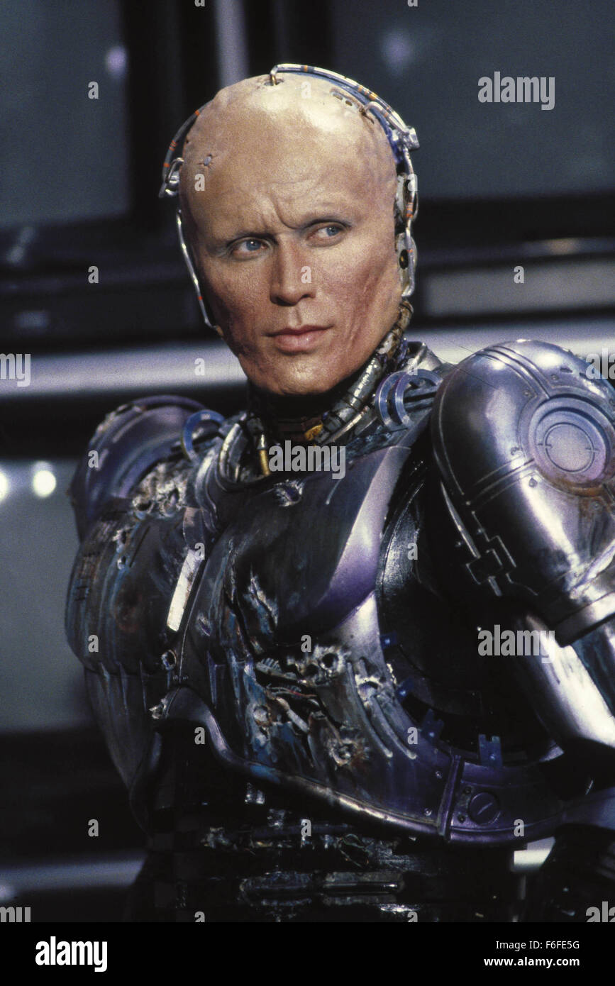 Mai 17, 1987, Dallas, TX, USA ; Photo : une scène de 'RoboCop', un film de 1987 réalisé par Paul Verhoeven avec PETER WELLER, RoboCop et NANCY ALLEN en tant qu'officier Anne Lewis. Banque D'Images