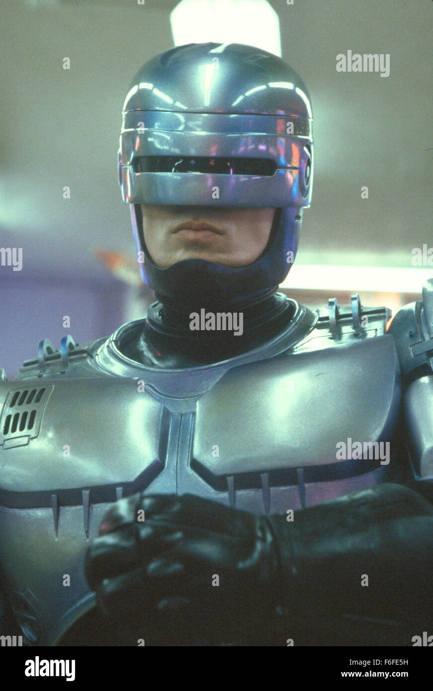 Mai 17, 1987, Dallas, TX, USA ; Photo : une scène de 'RoboCop', un film de 1987 réalisé par Paul Verhoeven avec PETER WELLER, RoboCop et NANCY ALLEN en tant qu'officier Anne Lewis. Banque D'Images