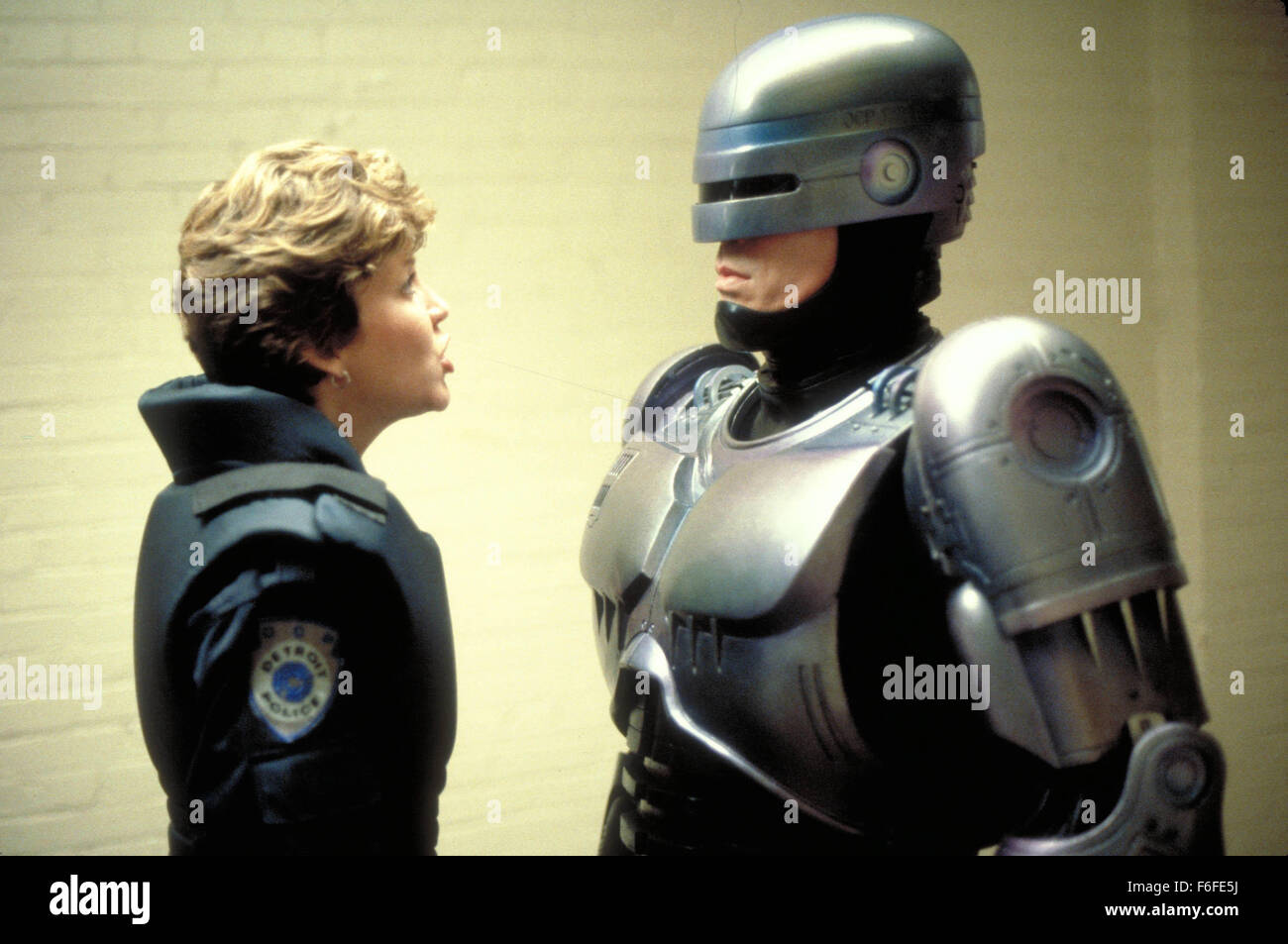 Mai 17, 1987, Dallas, TX, USA ; Photo : une scène de 'RoboCop', un film de 1987 réalisé par Paul Verhoeven avec PETER WELLER, RoboCop et NANCY ALLEN en tant qu'officier Anne Lewis. Banque D'Images