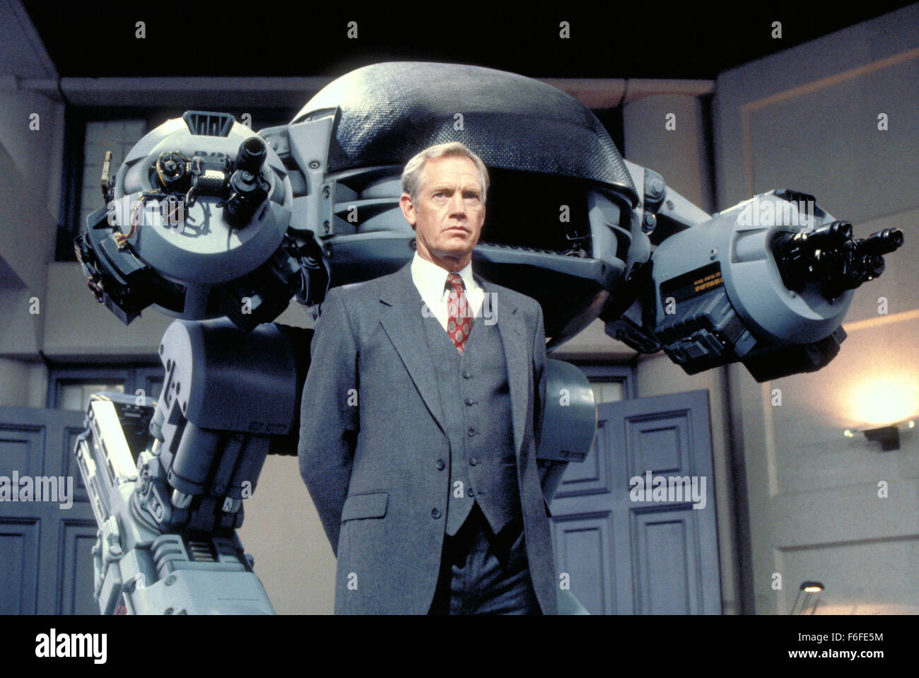 Mai 17, 1987, Dallas, TX, USA ; Photo : une scène de 'RoboCop', un film de 1987 réalisé par Paul Verhoeven avec PETER WELLER, RoboCop et NANCY ALLEN en tant qu'officier Anne Lewis. Banque D'Images