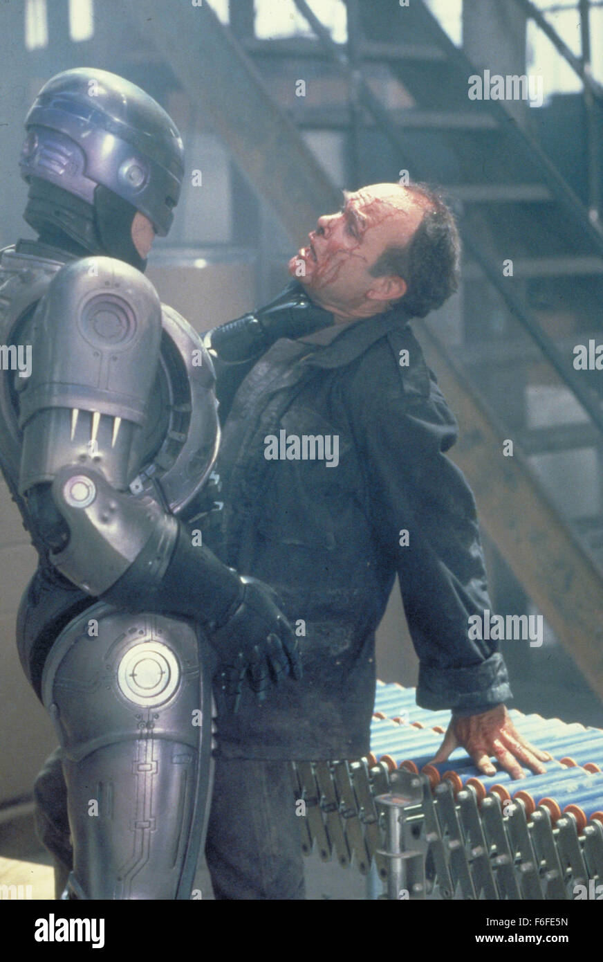 Mai 17, 1987, Dallas, TX, USA ; Photo : une scène de 'RoboCop', un film de 1987 réalisé par Paul Verhoeven avec PETER WELLER, RoboCop et NANCY ALLEN en tant qu'officier Anne Lewis. Banque D'Images